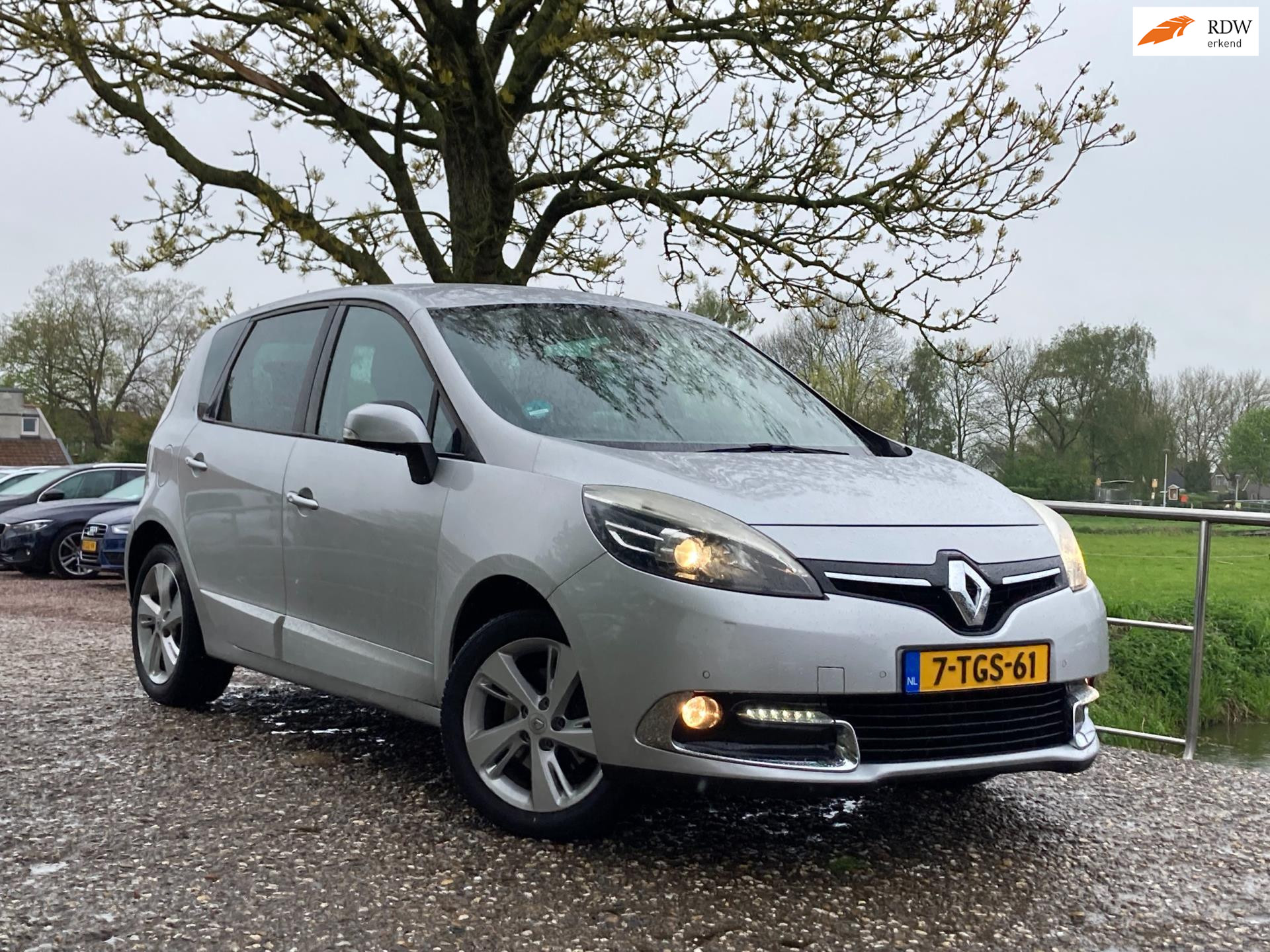 853358446/renault-scenic-xmod-image1.jpg