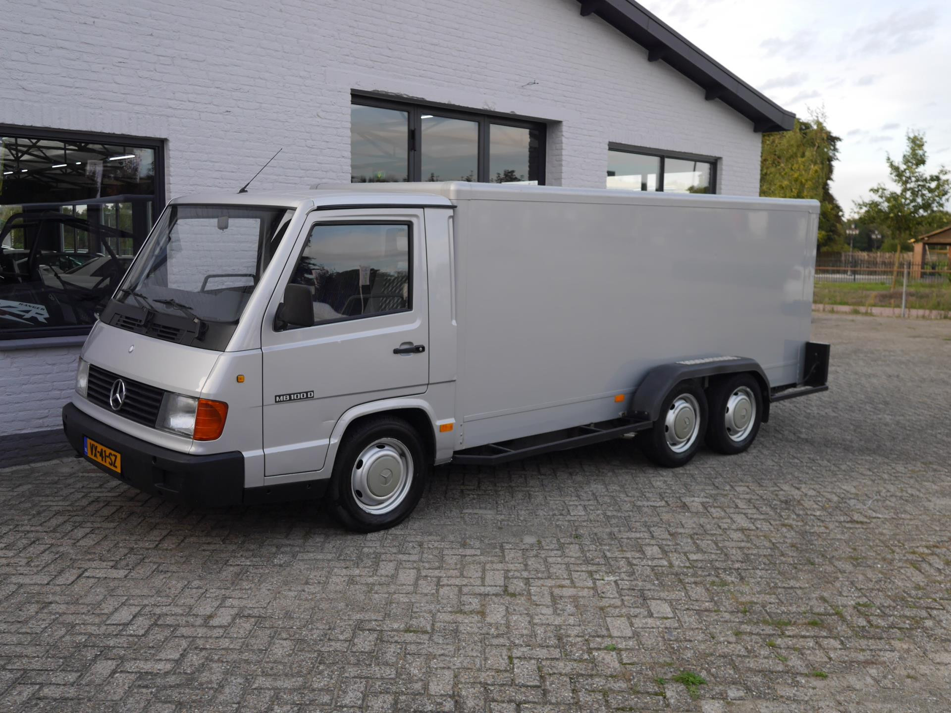865472564/mercedes-benz-mb100-image1.jpg