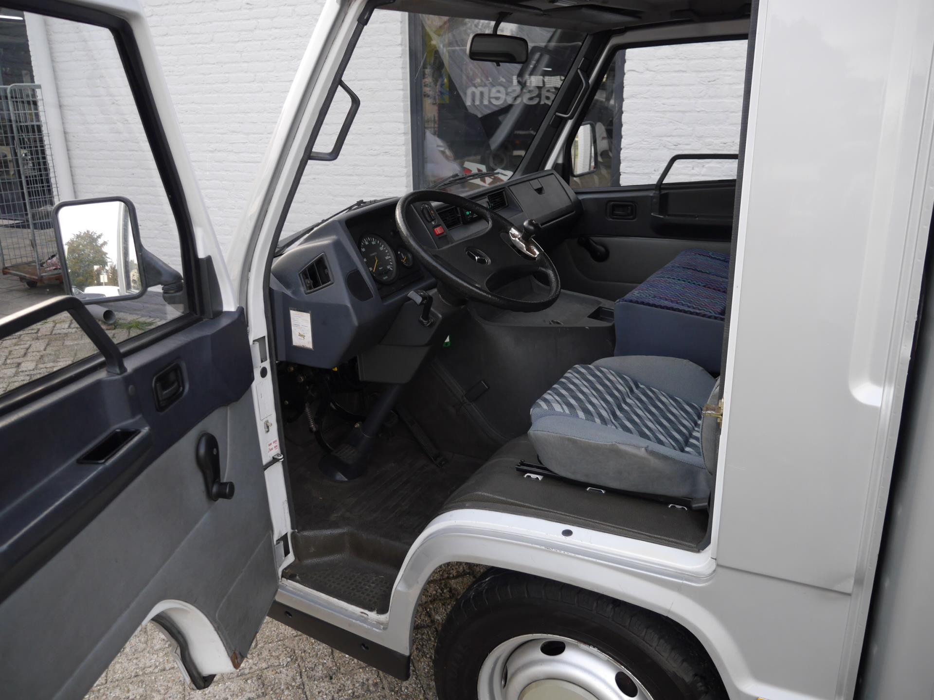 mercedes-benz-mb100-image3.jpg