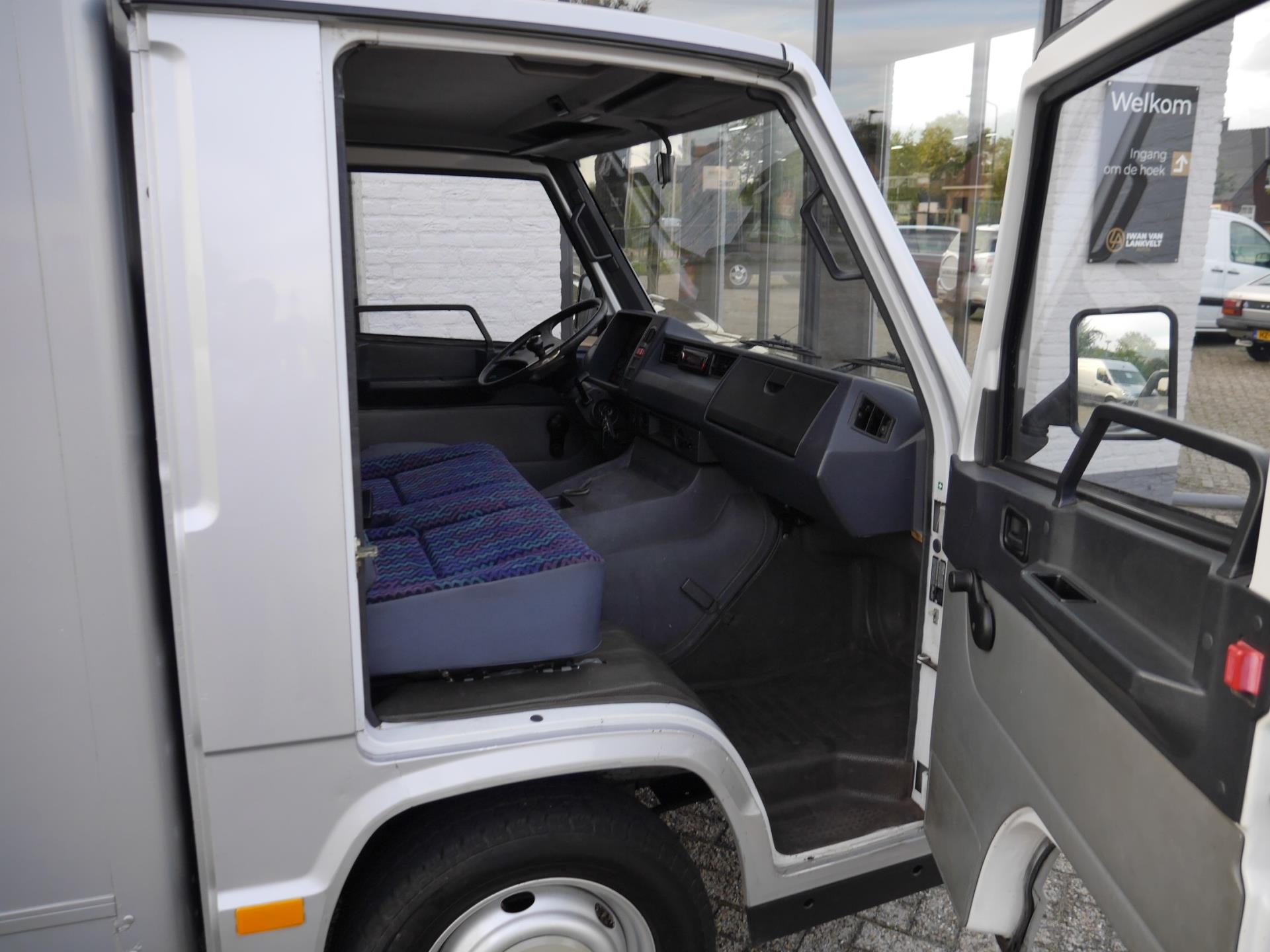 mercedes-benz-mb100-image6.jpg