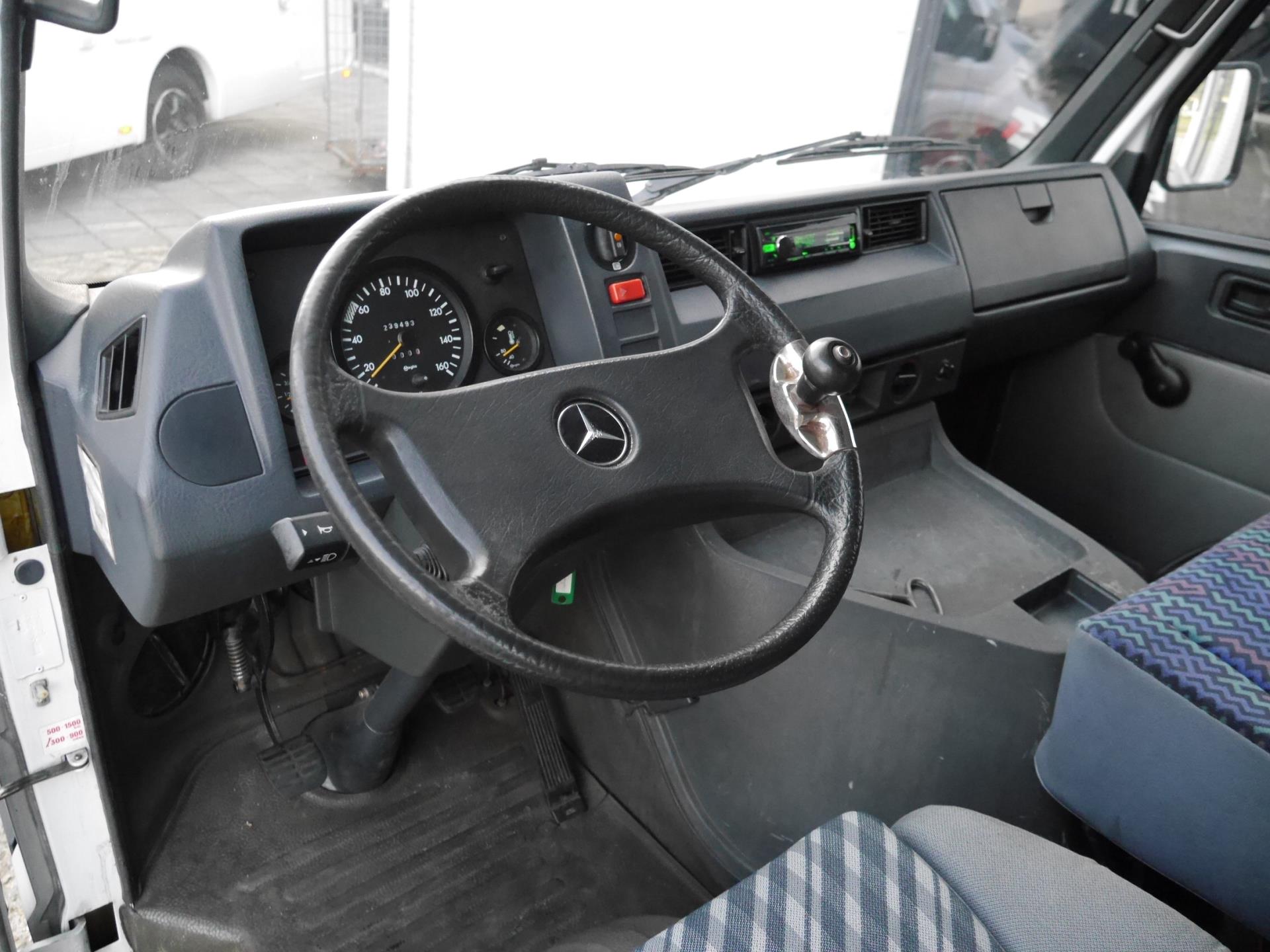 mercedes-benz-mb100-image9.jpg