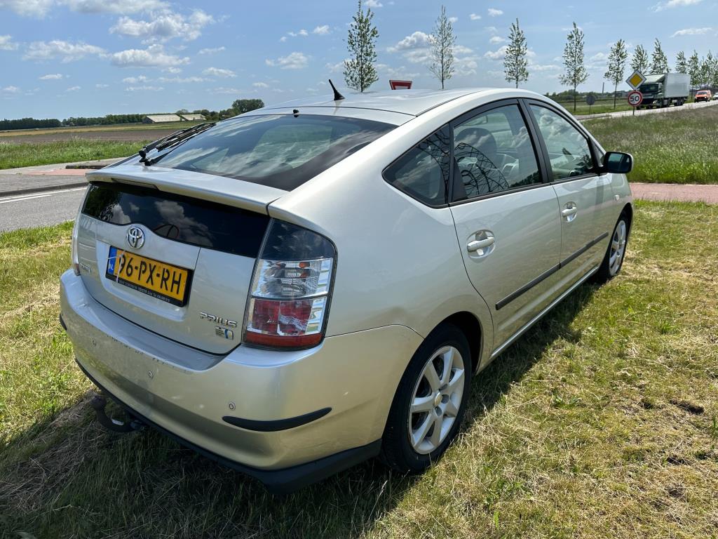 toyota-prius-image4.jpg