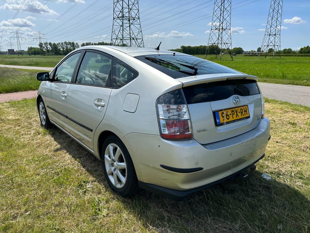 toyota-prius-image6.jpg