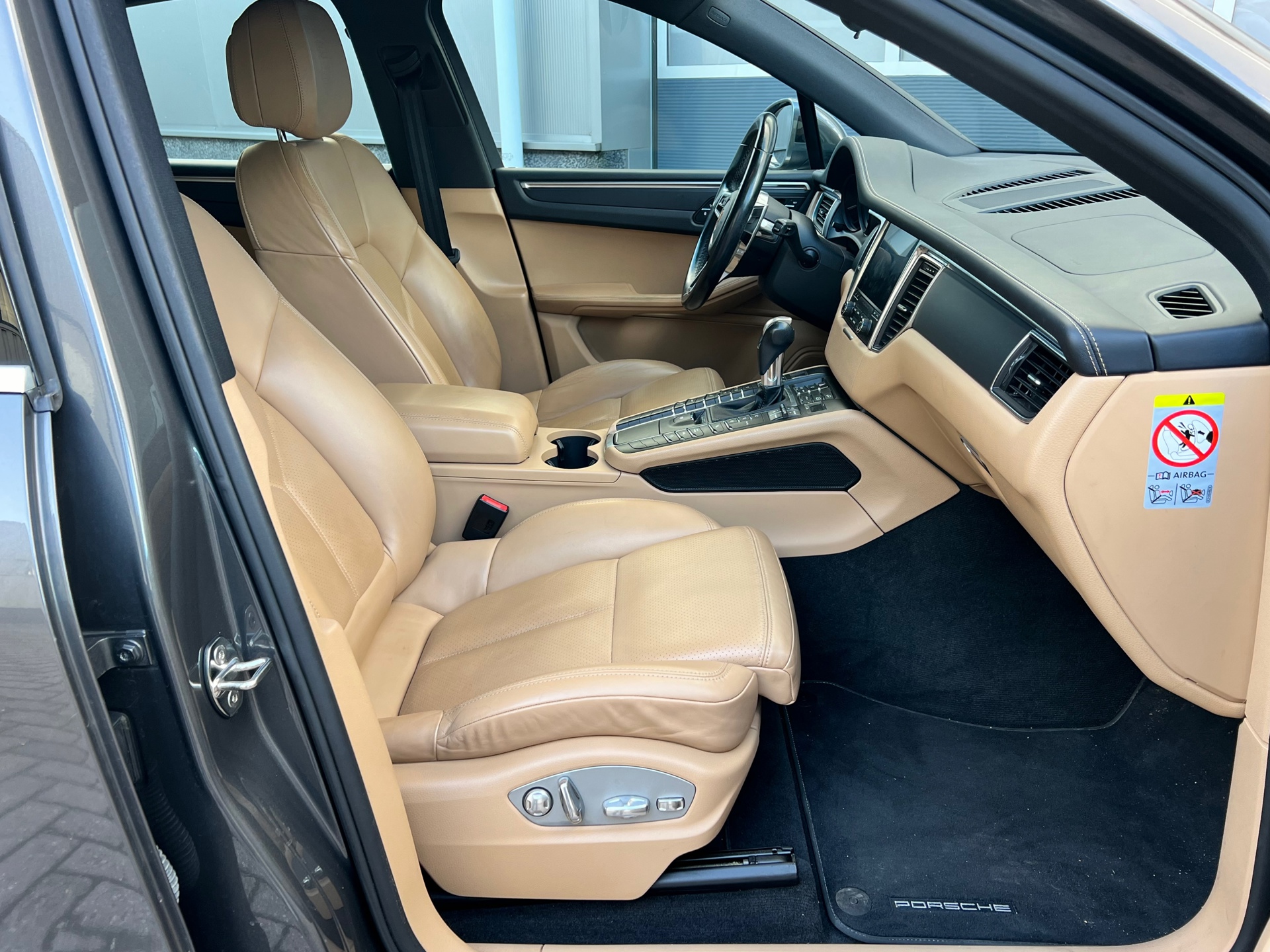 porsche-macan-image10.jpg