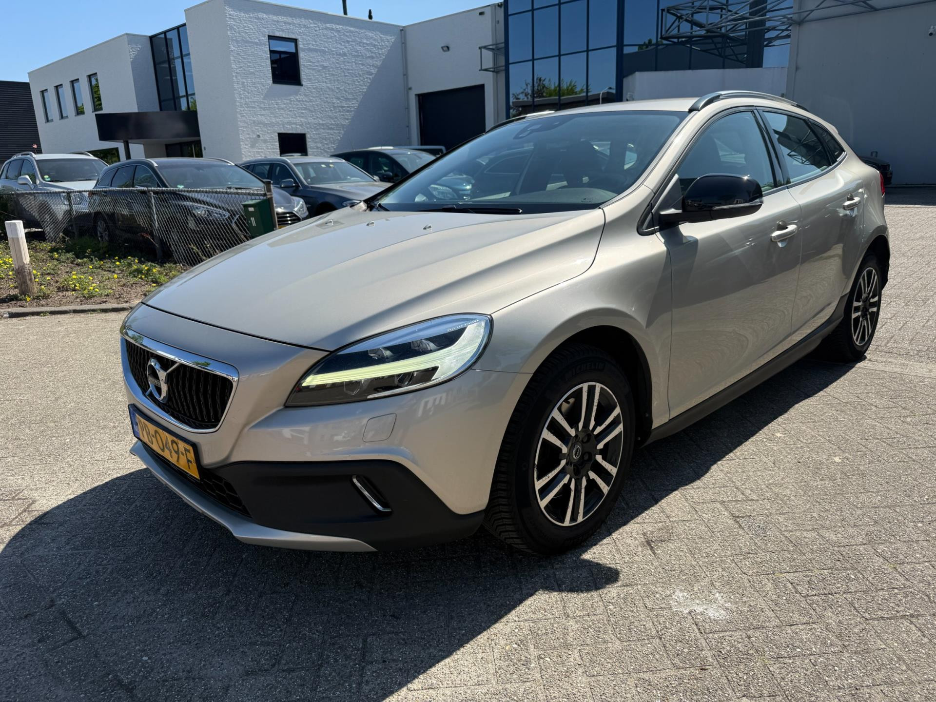 927593327/volvo-v40-image1.jpg