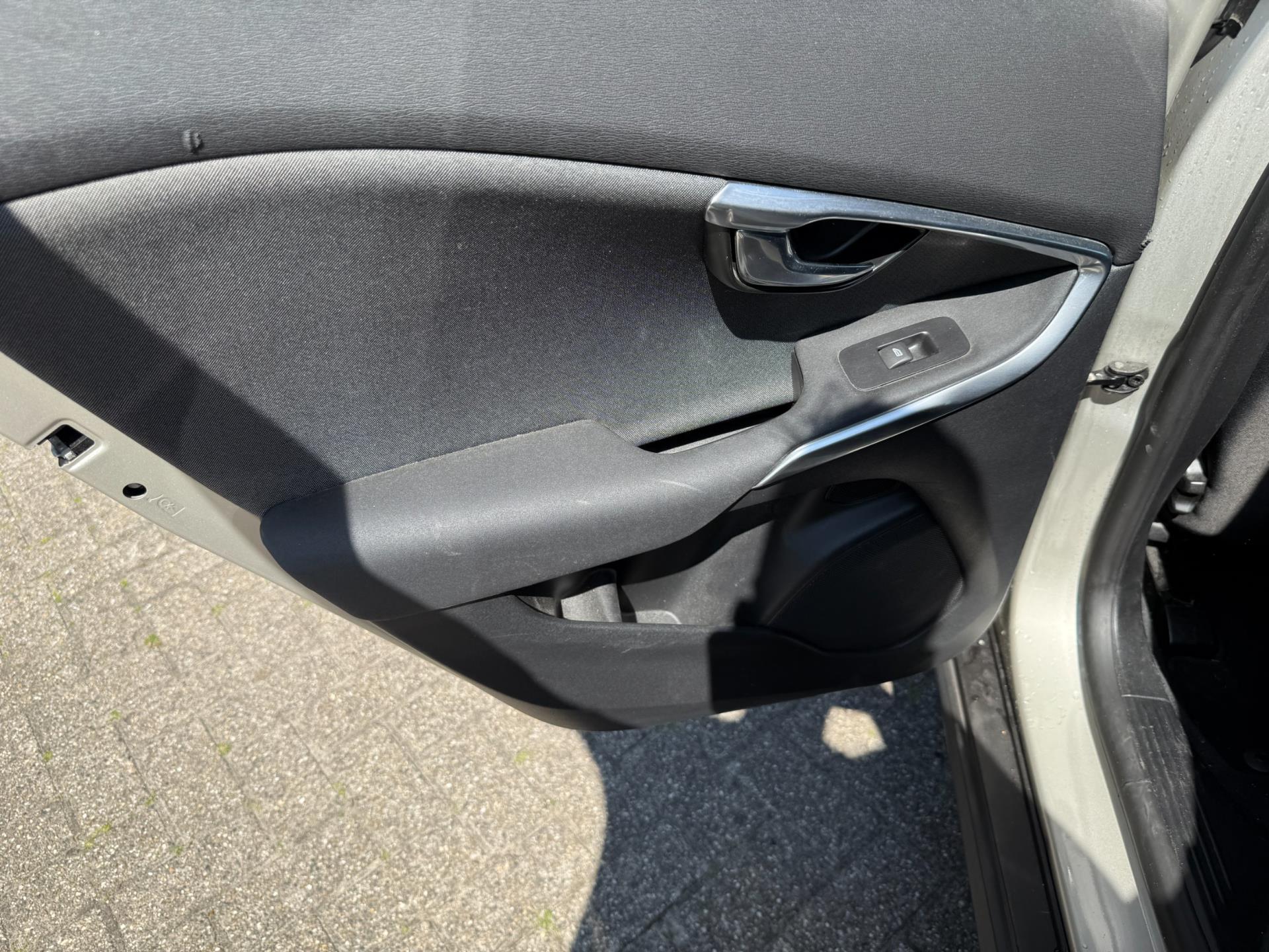 volvo-v40-image7.jpg