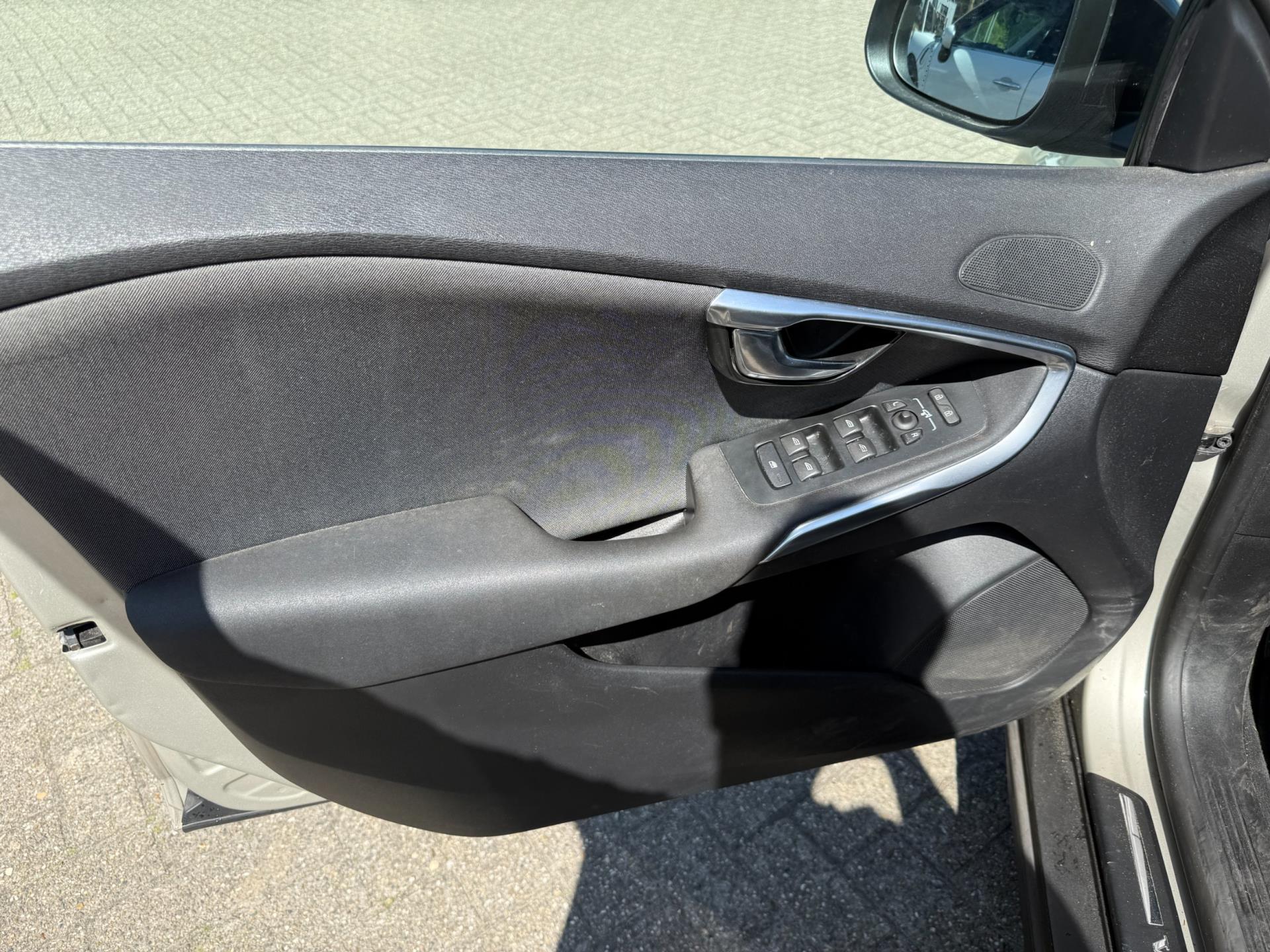 volvo-v40-image9.jpg