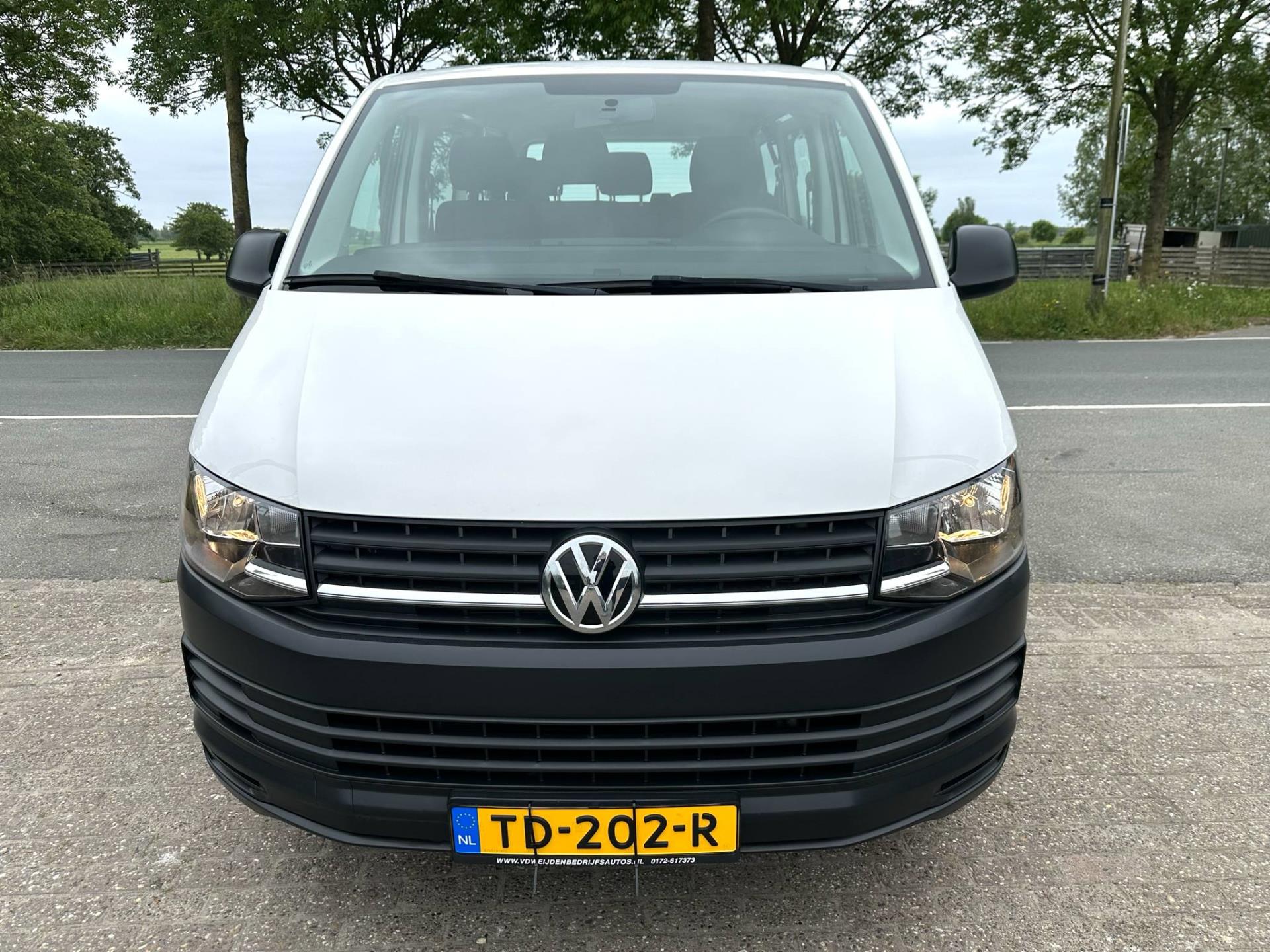 volkswagen-transporter-kombi-image5.jpg