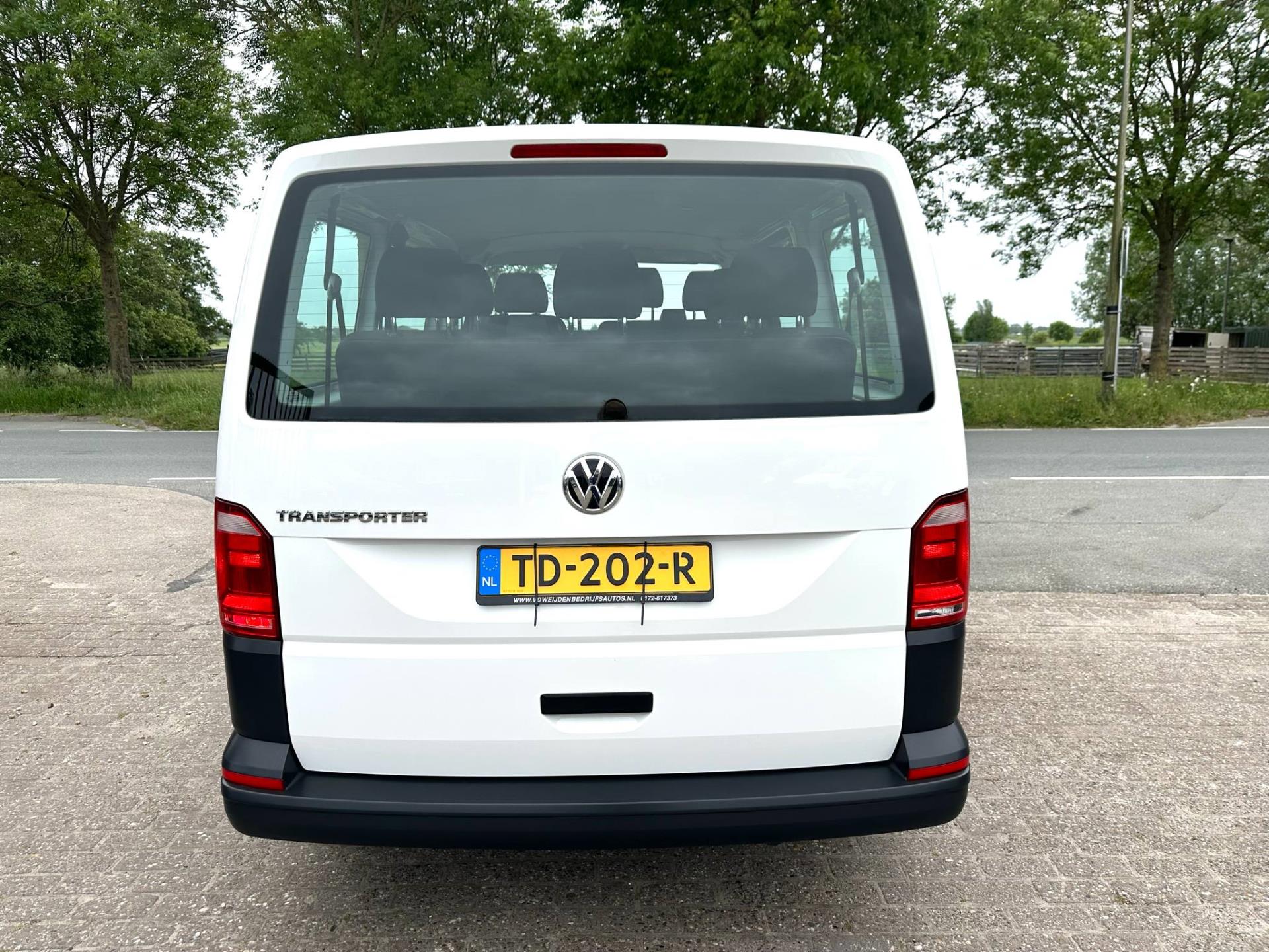 volkswagen-transporter-kombi-image6.jpg