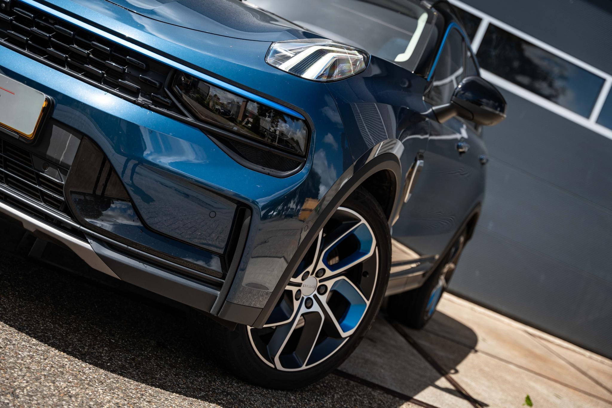 lynk-&-co-01-image4.jpg