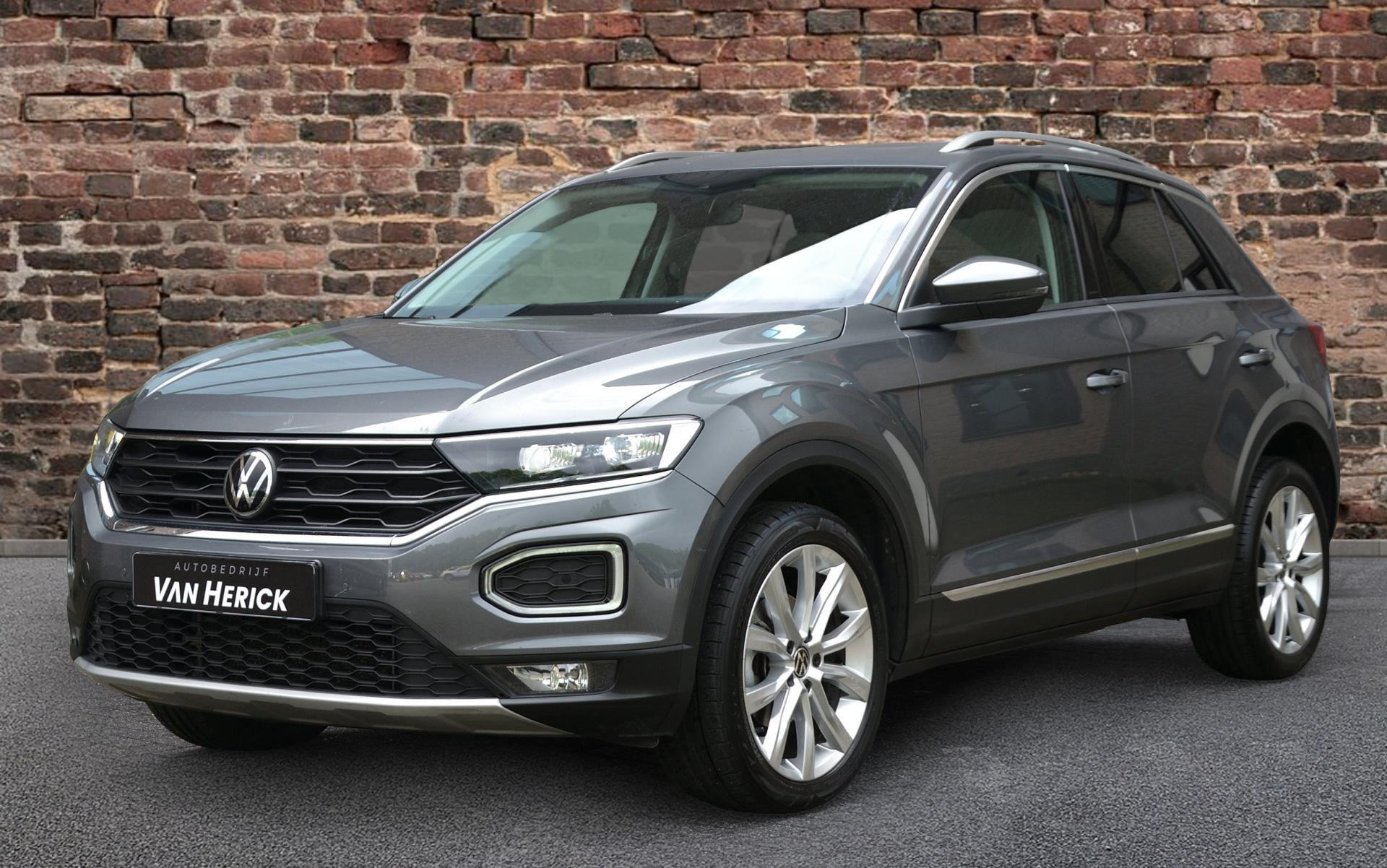 992251633/volkswagen-t-roc-image1.jpg
