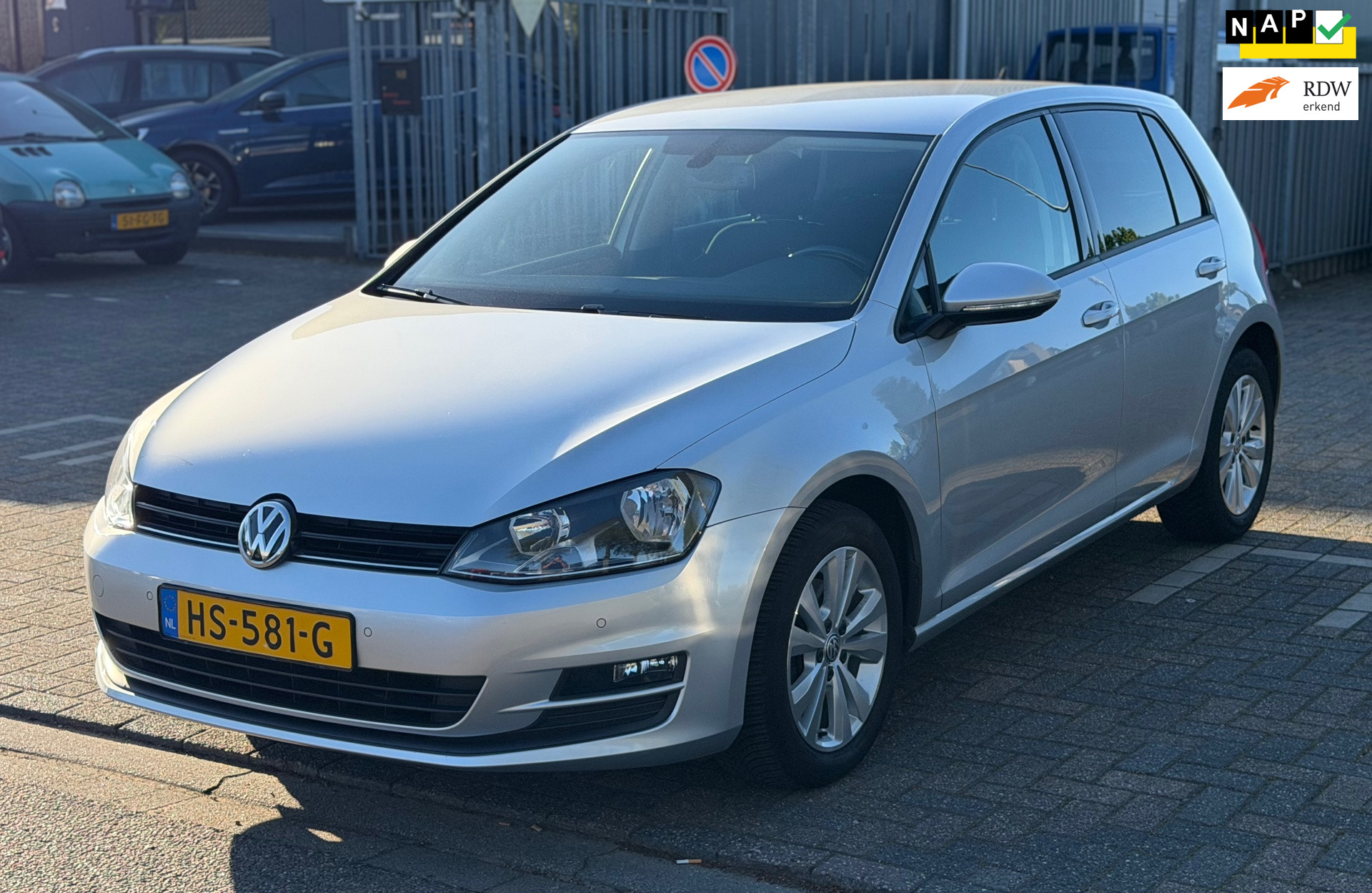 Volkswagen Golf 1.6 TDI Comfortline DSG | Carplay | 1e-Eig | Dealer Ondh | Parkeersens. | Climate Ctrl | Cruise Ctrl | Navi