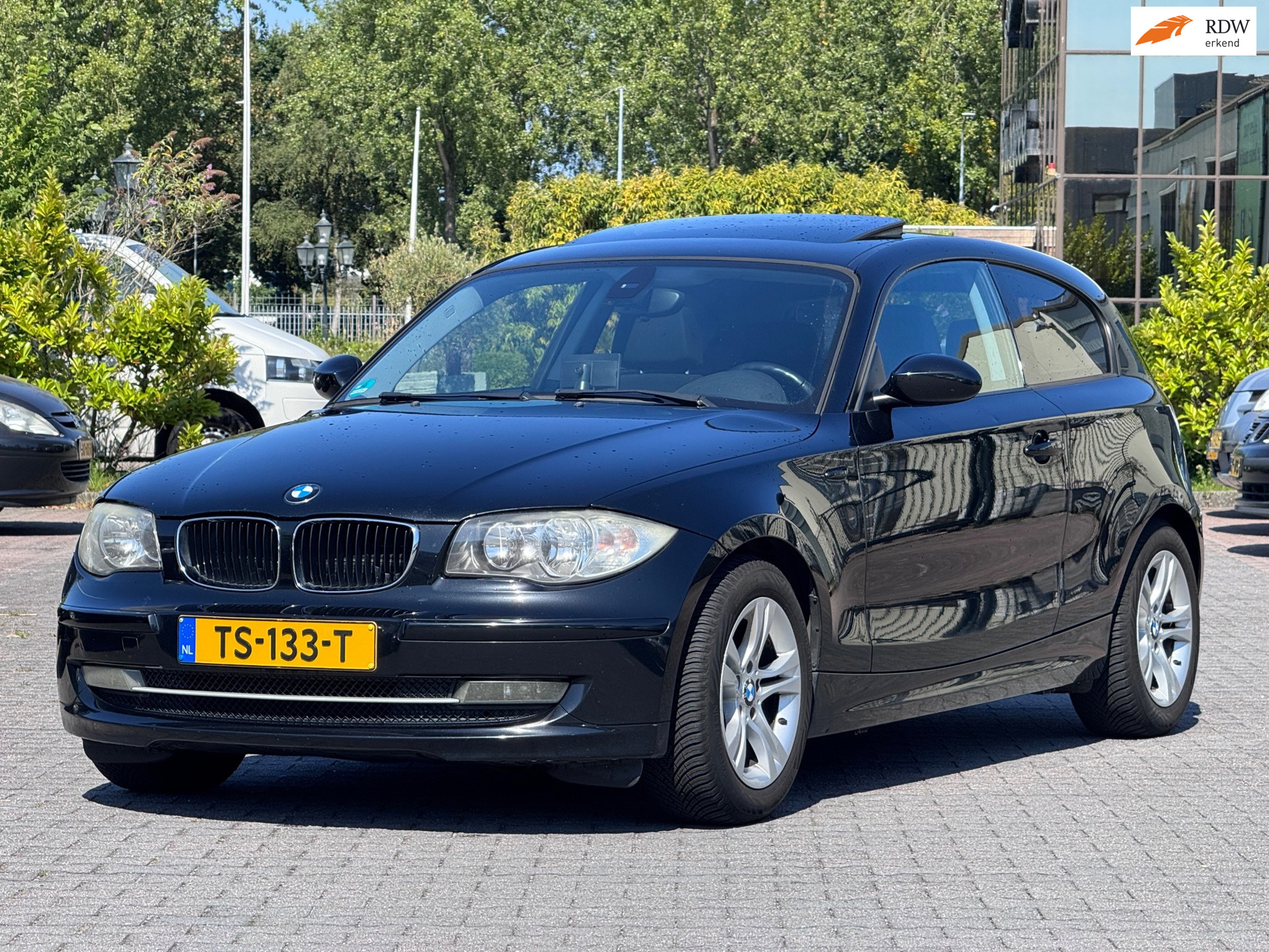BMW 1-serie 116i High Executive | Schuifdak | Parkeersensoren | Navigatie | Stoelverwarming | Cruise control | LM velgen