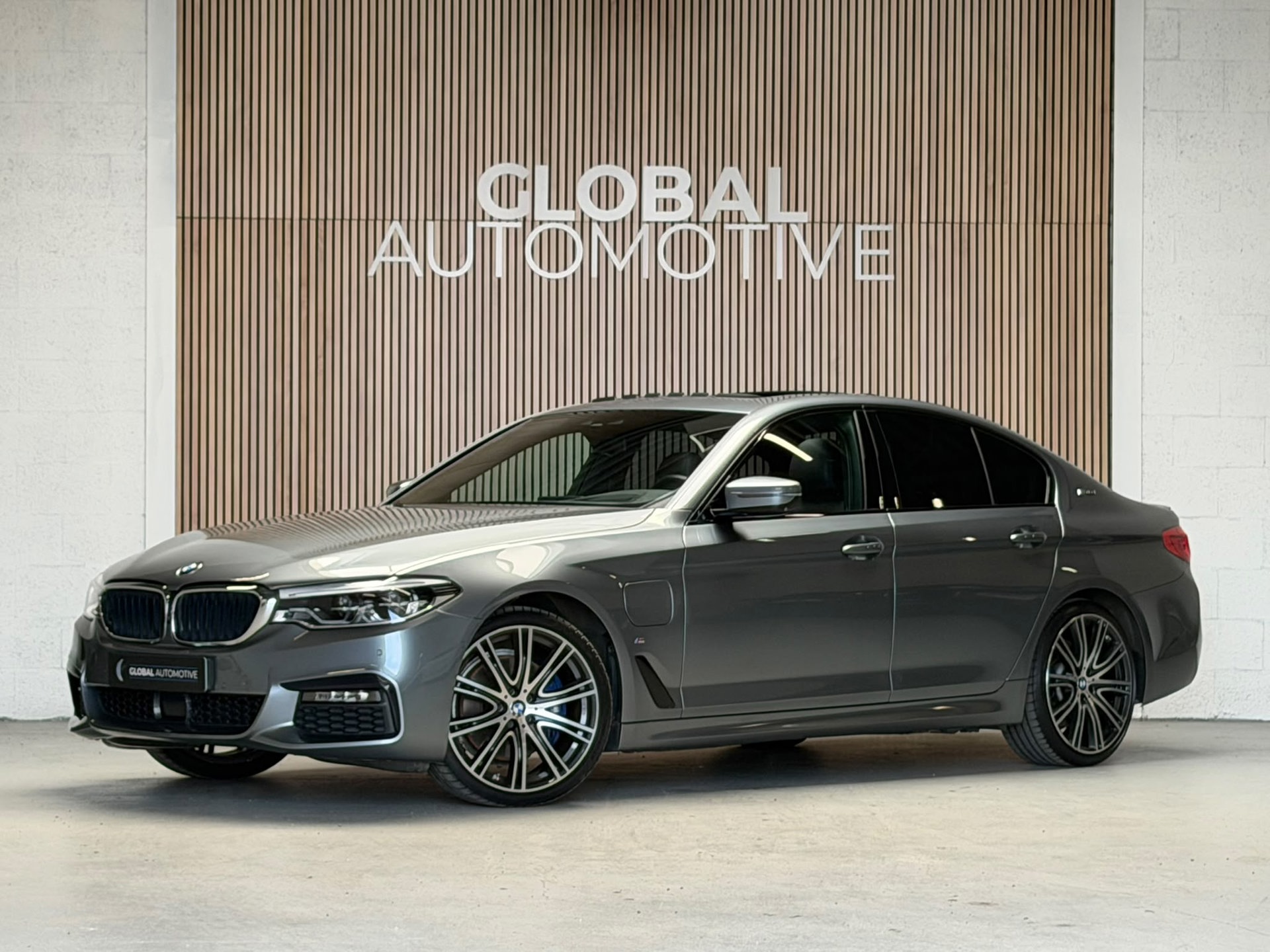 BMW 5 Serie 530e High Executive M sport – 20 INCH – SOFTCLOSE – HEAD UP – SCHUIFDAK