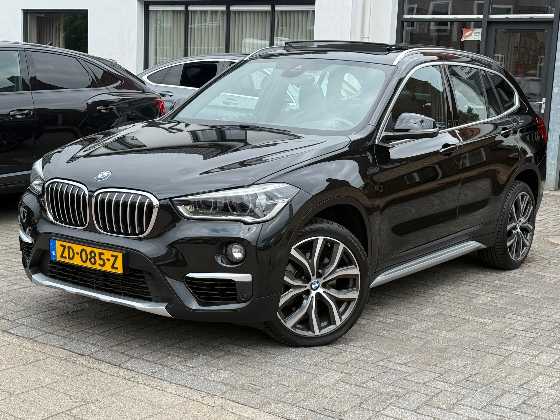 BMW X1 SDrive20i Orange Edition III, Panoramadak,Apple Carplay/Android,Stoelverwarming,Sfeerverlichting
