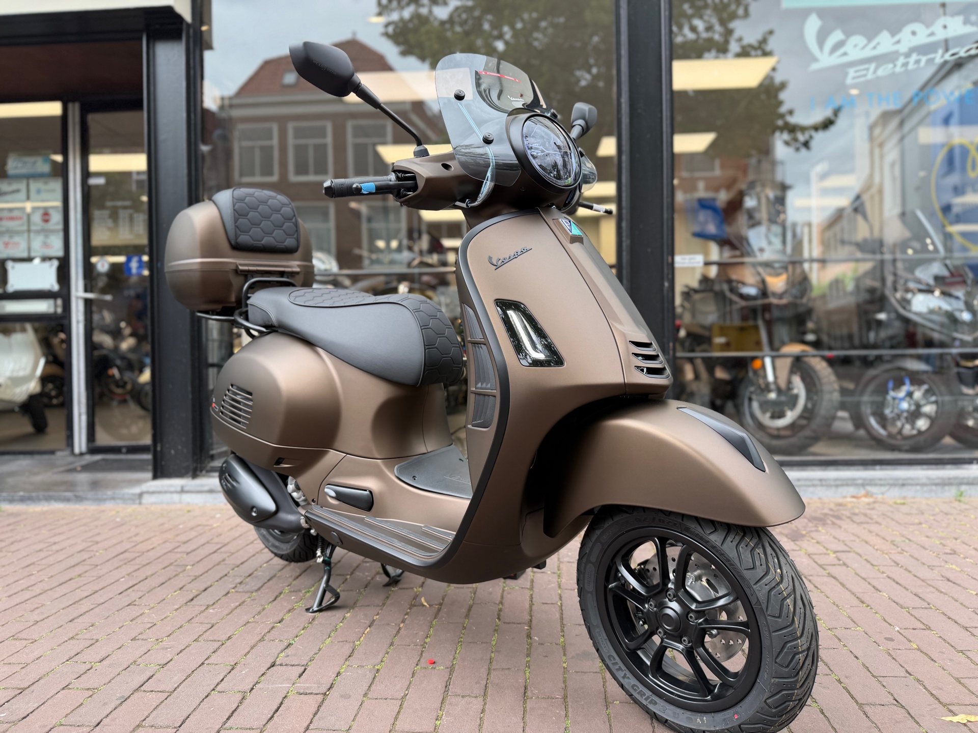 Vespa GTS 310 SuperSport HPE 2026 Euro5+ Specialpaint Exclusive | 4 Jaar Fabrieksgarantie| MARRAKECH BROWN | 0km|