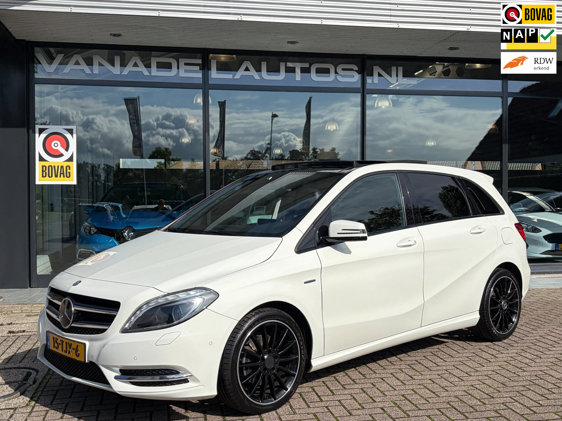Mercedes-Benz B-Klasse 180 Ambition AMG Panorama Leer El.Stoelen Navi App-Connect NL-Auto NAP Dealeronderhouden!
