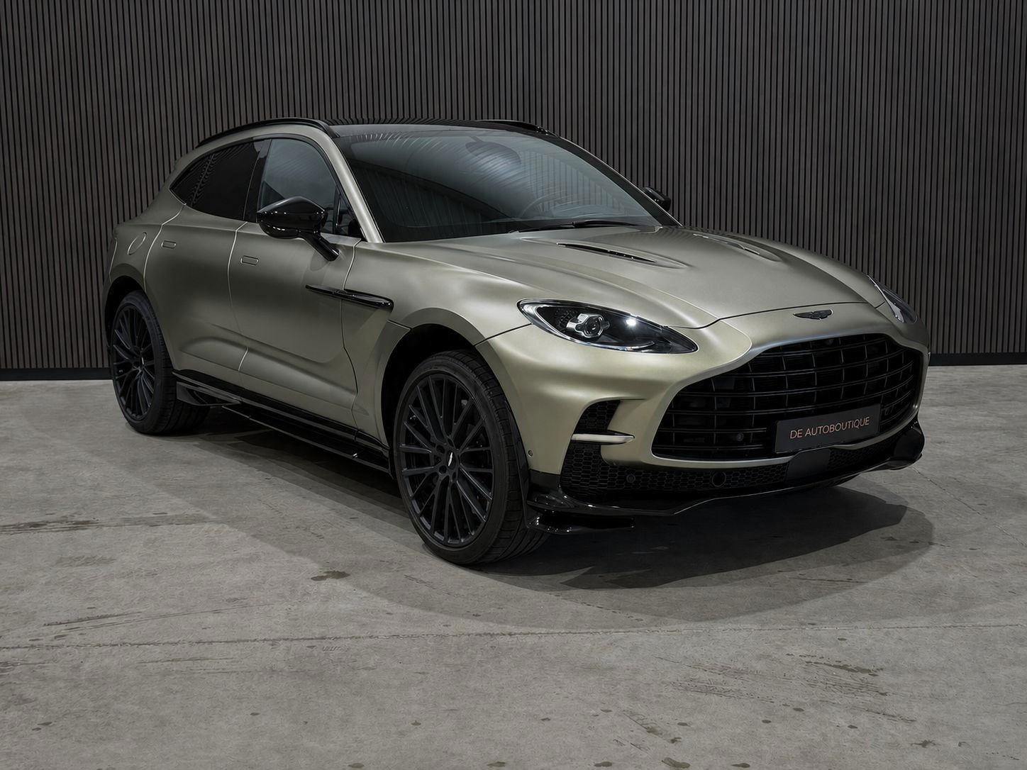 Aston Martin Dbx 4.0 V8 707 / BTW / Fabrieksgarantie tot 26.10.2026 / Matt groen / 360 Camera / Carbon delen