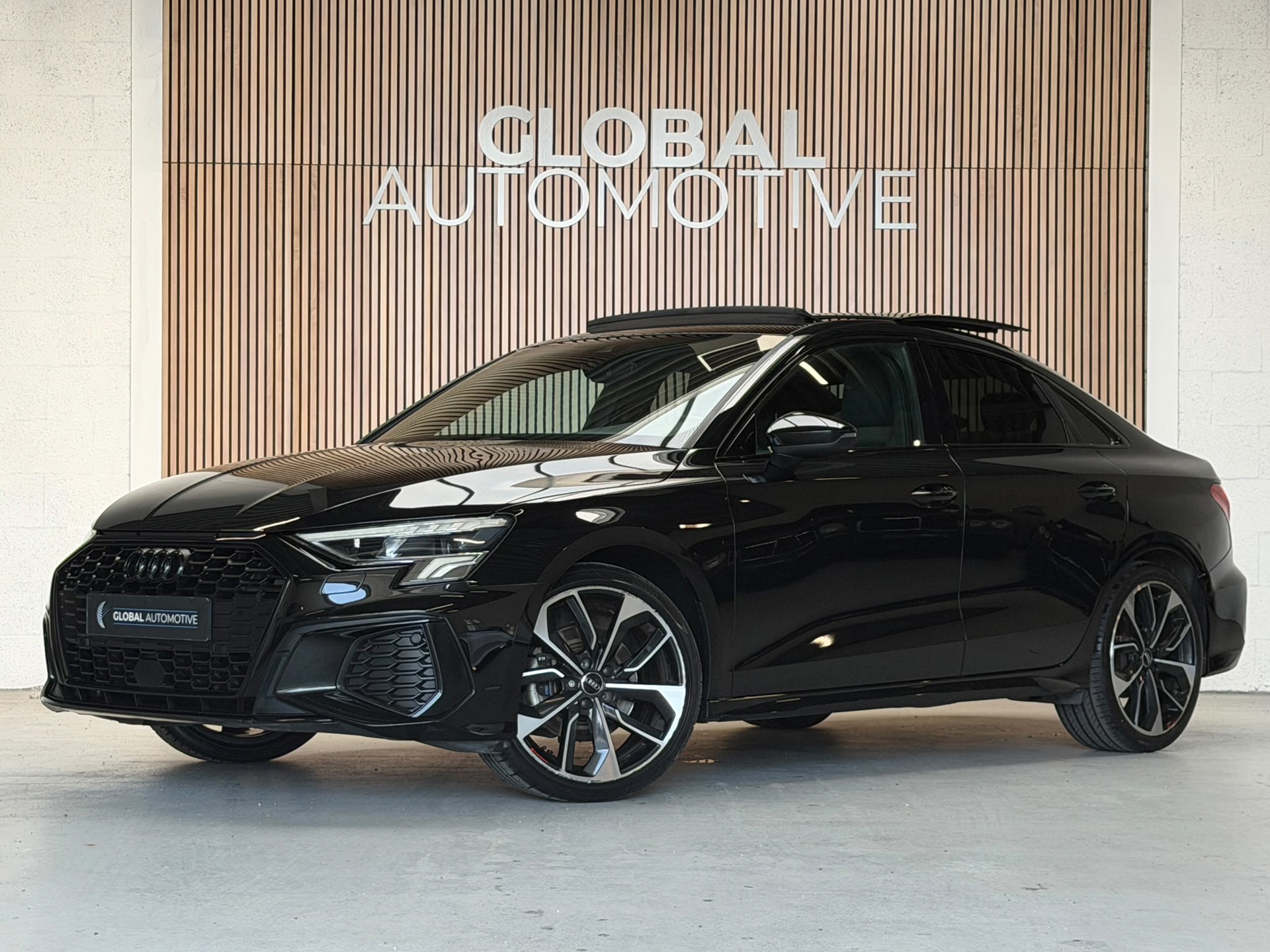 Audi A3 Limousine 35 TFSI S line – PANO – AKRAPOVIC – MATRIX