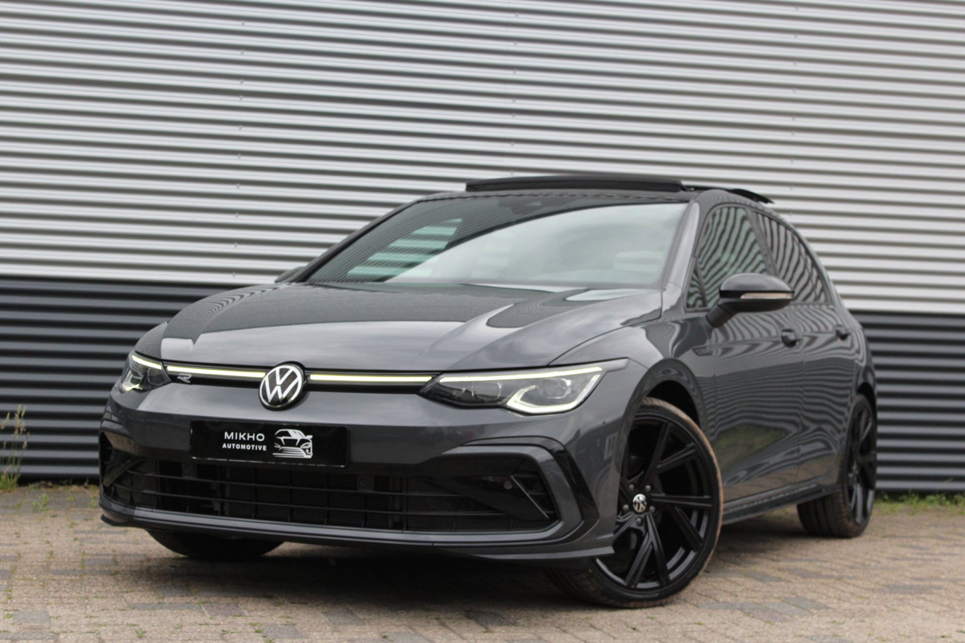 Volkswagen Golf 1.5 eTSI 3x R-Line | Panoramadak | Camera | Sfeerverlichting | IQ Light | Adaptive cruise | Stoelverwarming | Lane