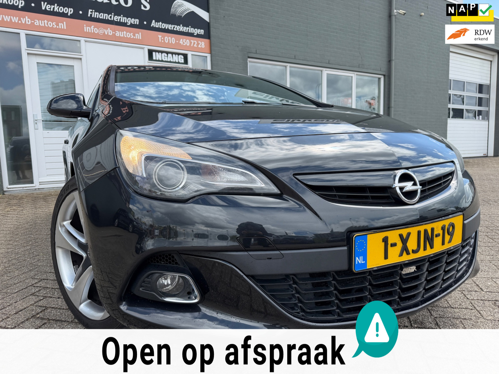 Opel Astra GTC 1.6 Turbo Sport met leer en parkeersensoren en navigatie en bluetooth en cruise controle en airco