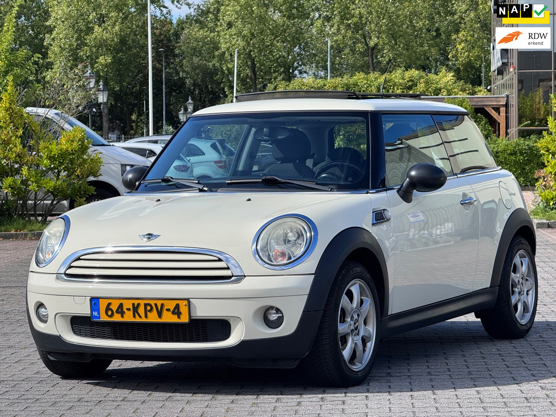 MINI 3-deurs 1.4 One Anniversary MK II | APK 14-09-2027 | Panoramadak | Cruise control | Airco | Elektrische ramen | Airco |