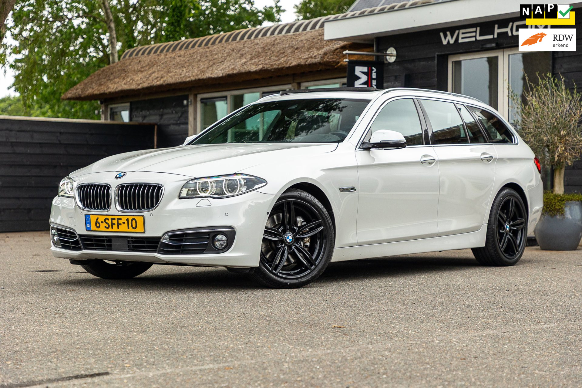 BMW 5 Serie Touring 528i High Executive Panoramadak I Soft Close I Adaptive Cruise I Hifi I Head Up I Mineralweiss I NL Auto I NAP