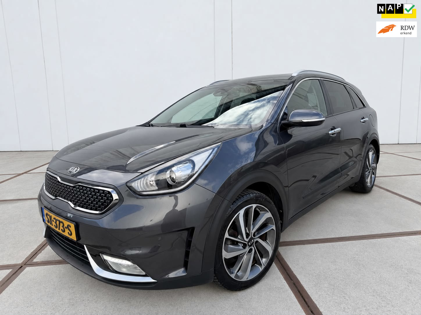 Kia Niro 1.6 GDi Hybrid ExecutiveLine clima – schuifdak – carplay – trekhaak – NAP – LED – half leder – camera
