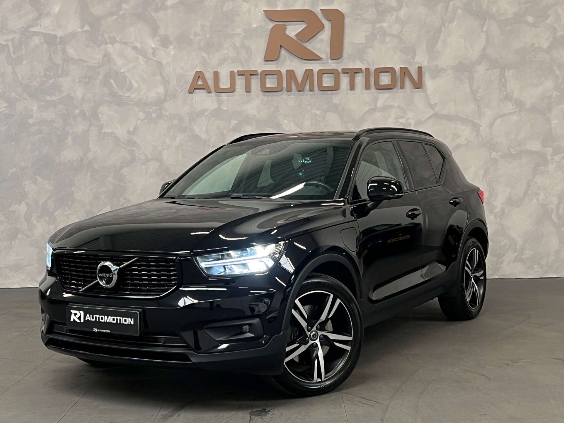 Volvo XC40 1.5 T5 Recharge R-Design Volvo garantie|360°CAM|KEYLESS|DODEHOEK|H/K|ELETR. STOELEN|ACHTERKLEP ELEKTR|DEALER ONDERH