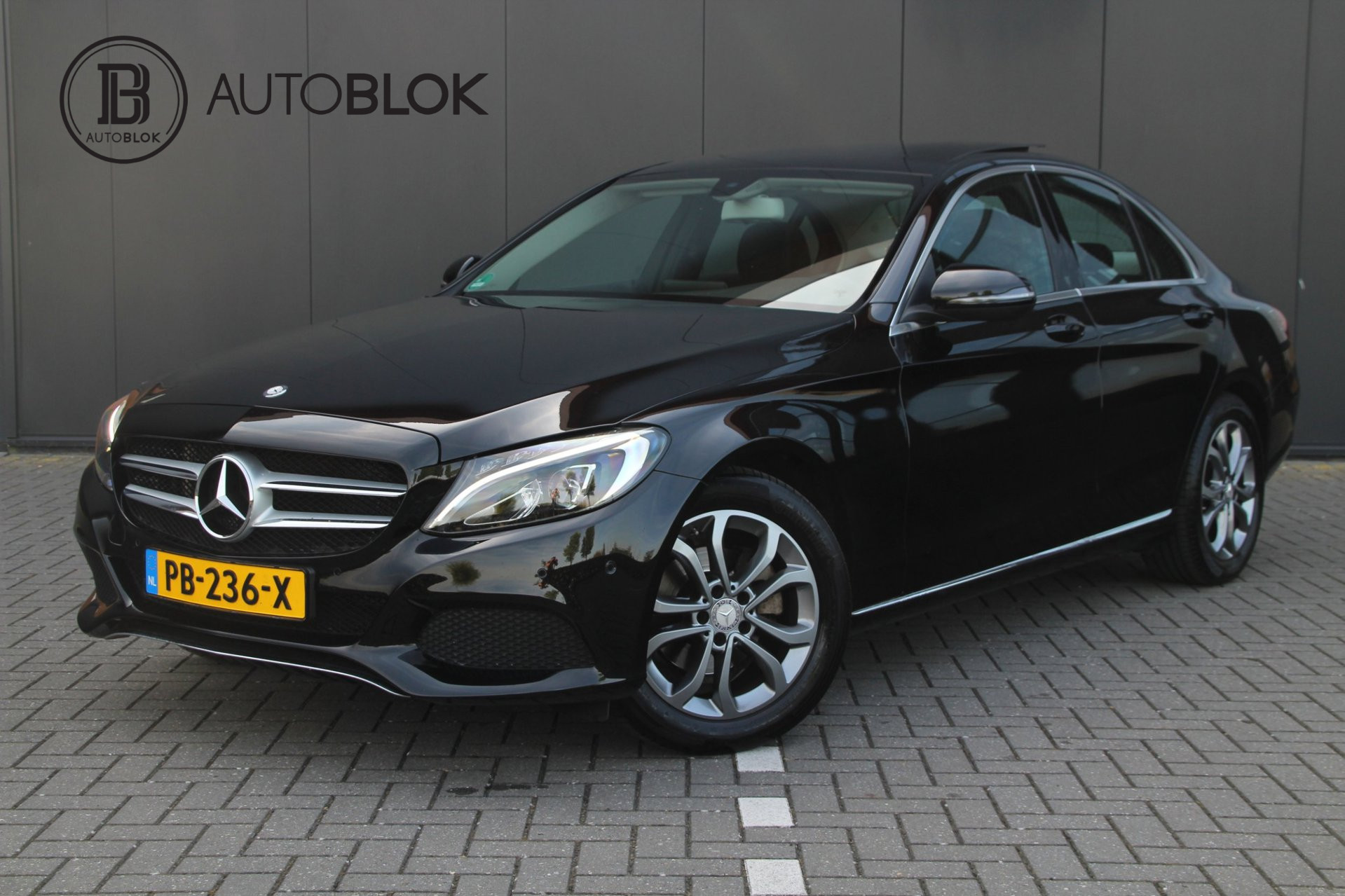Mercedes-Benz C-Klasse 180 | AMG | Panoramadak | Camera | Origineel NL | Dealer onderhouden |