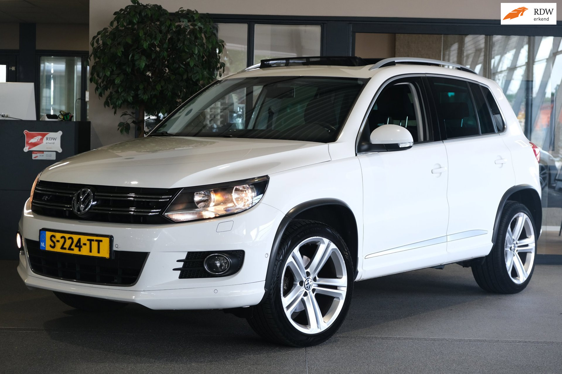 Volkswagen Tiguan 1.4 TSI R-line Pano Trek Cam Keyless Led Pdc