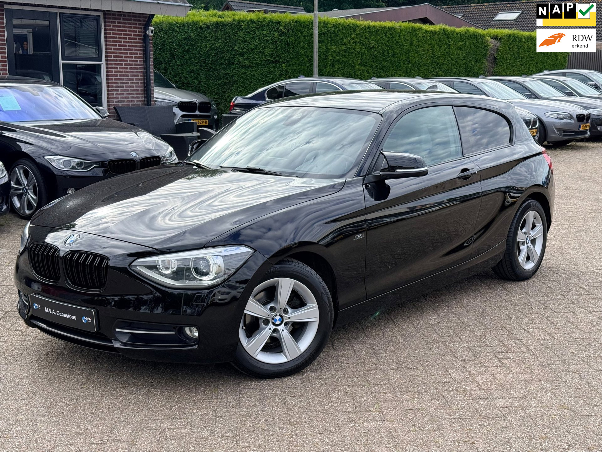 BMW 1-serie 114i EDE Upgrade Edition Sport|Nieuwe Ketting + Klepseals|Lane Assist|H&K|Bots waarschuwing|Climate control|Leder..
