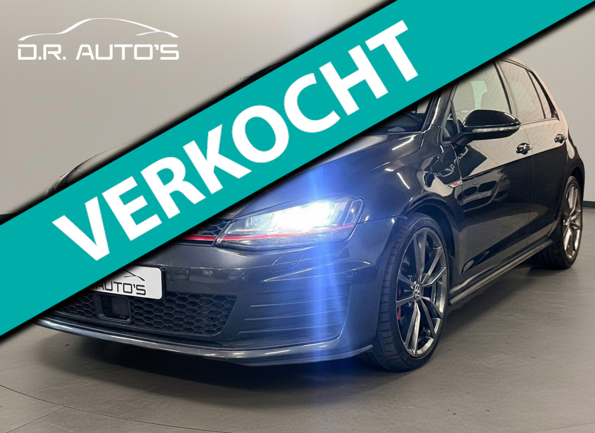 Volkswagen Golf GTI Performance Pano Akra