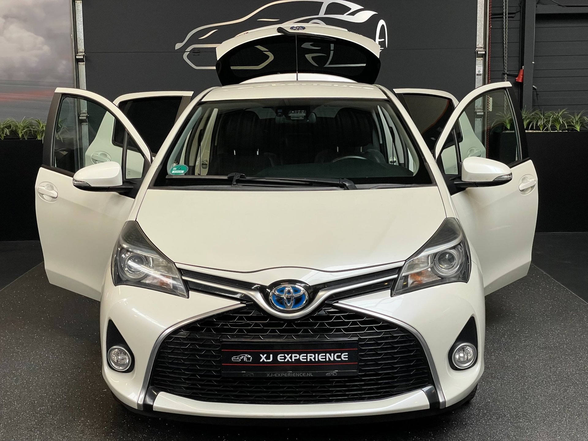 Toyota Yaris 1.5 Hybrid Dynamic Bi-Tone Cruise ,Stoel verw, Navigatie & Camera