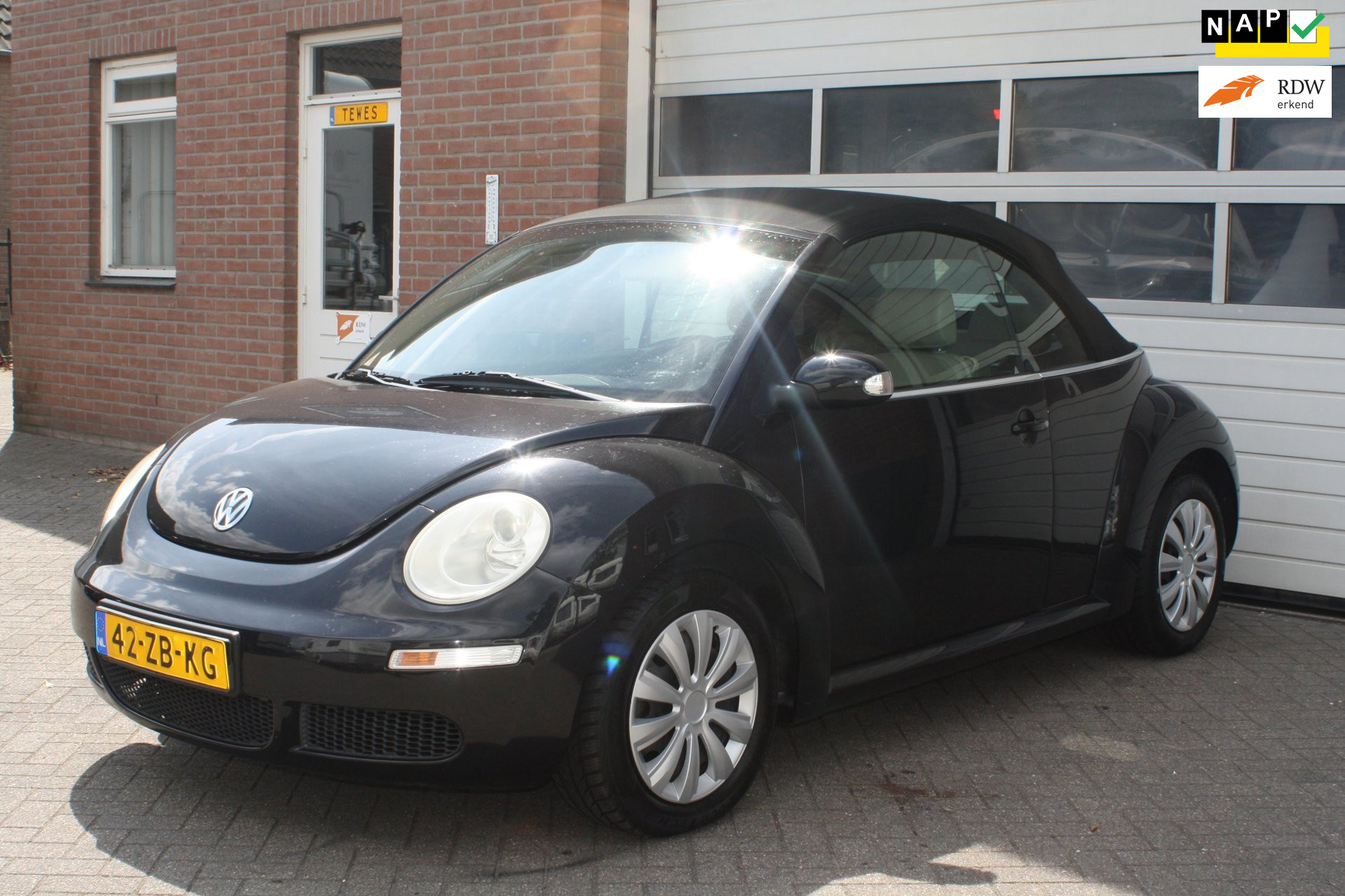 Volkswagen New Beetle Cabriolet 1.6 Trendline nw.distributie set.electrische kap.airco.leer.cruise control.