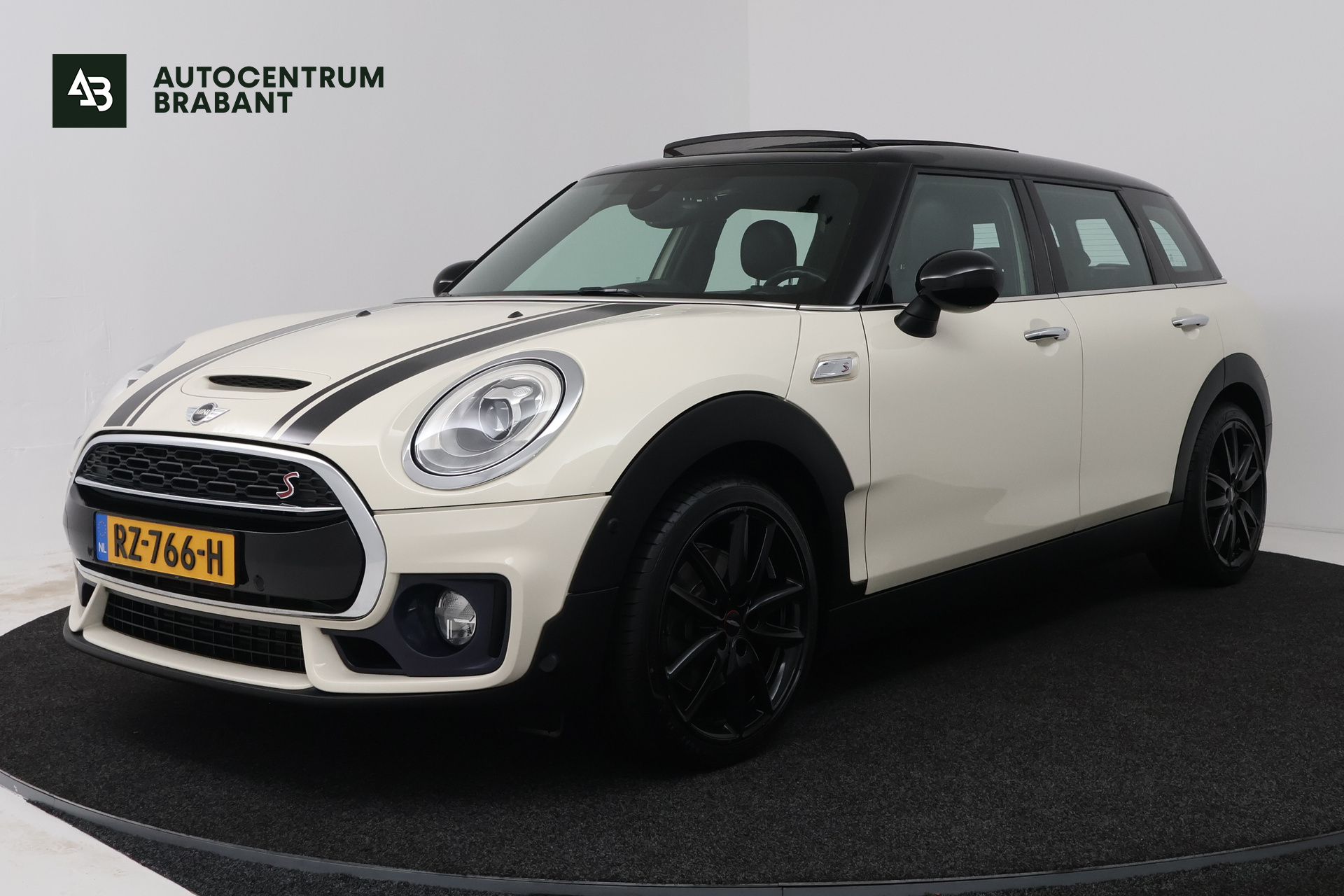 MINI Clubman 2.0 Cooper S Chili Serious Business (PANORAMADAK, STOELVERWARMING, SFEERVERLICHTING, PARKEERSENSOREN)