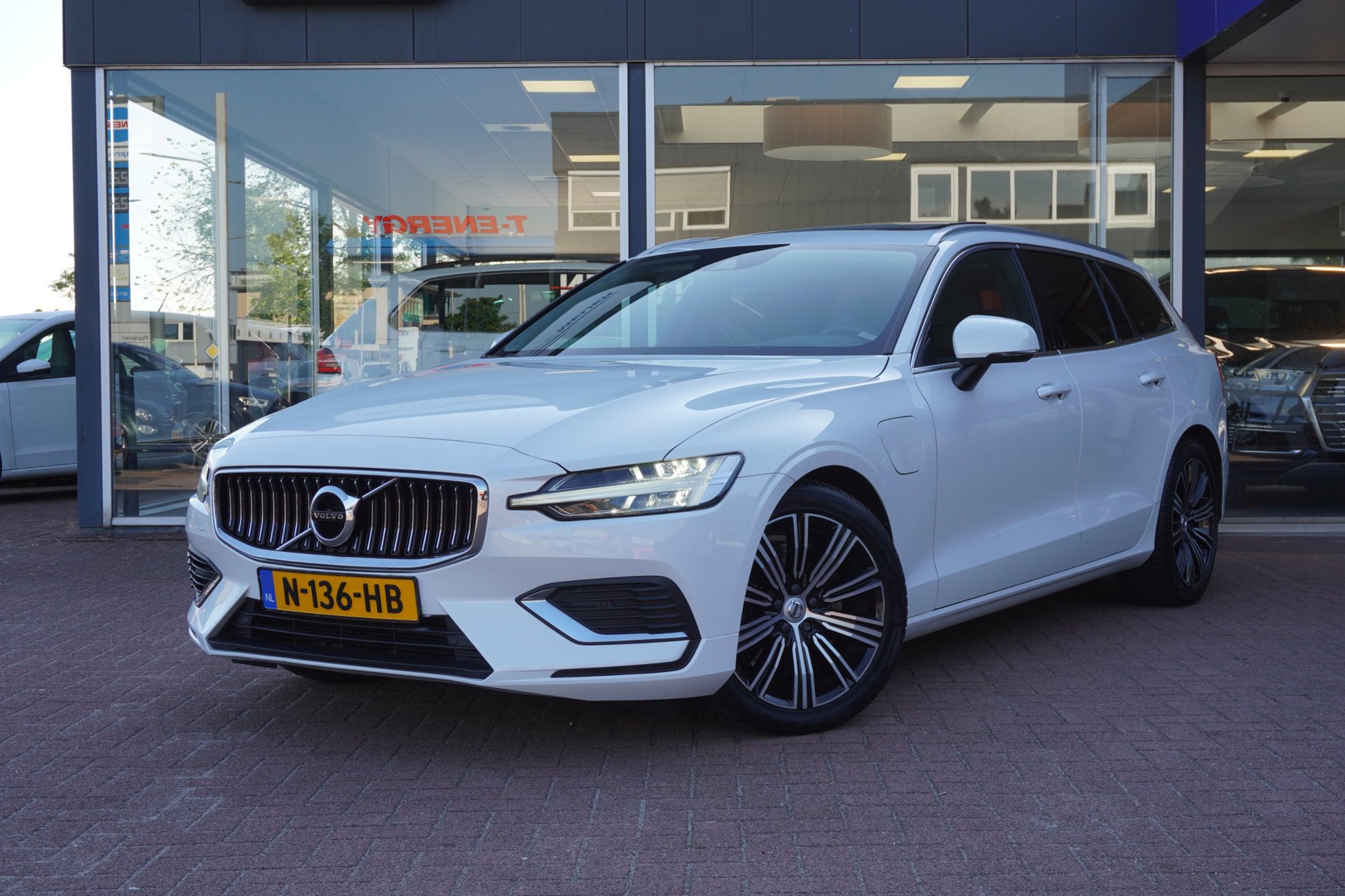 Volvo V60 2.0 T6 Recharge AWD Inscription Automaat | Panodak | Vol opties | CarPlay | Inruil mogelijk