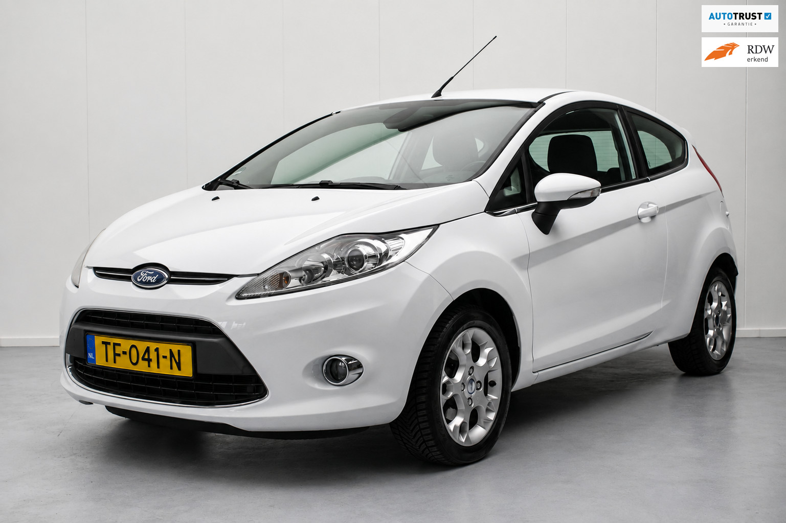 Ford Fiesta 1.4 Titanium Sport [ Bluetooth Stoelverwarming Spoiler Climate Control Sfeerverlichting ]