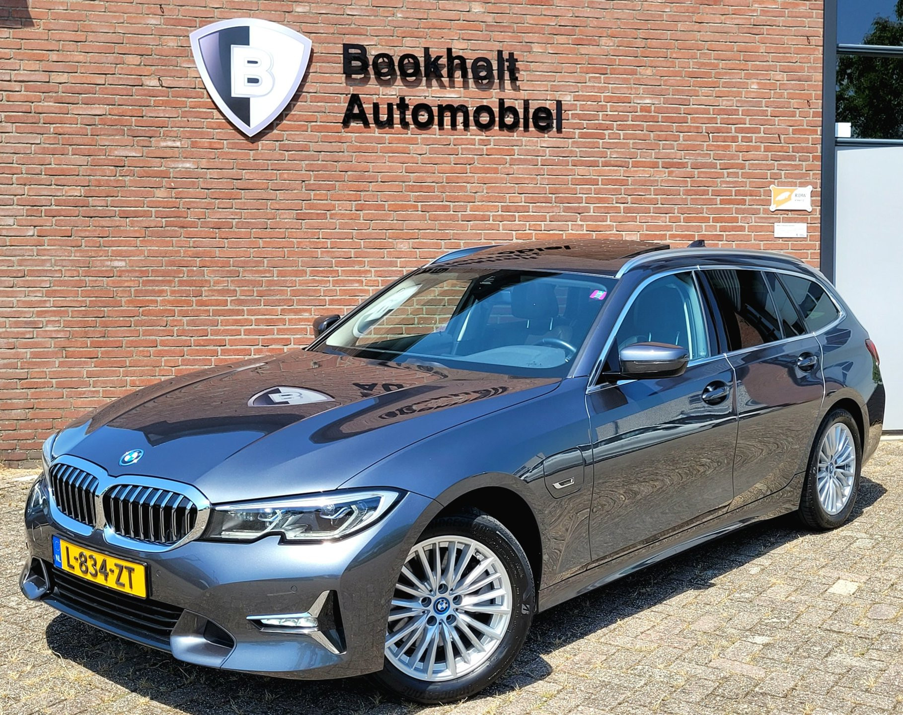BMW 3 Serie Touring 320e Luxury – Pano, Trekhaak, Laser (NL NAP BTW)
