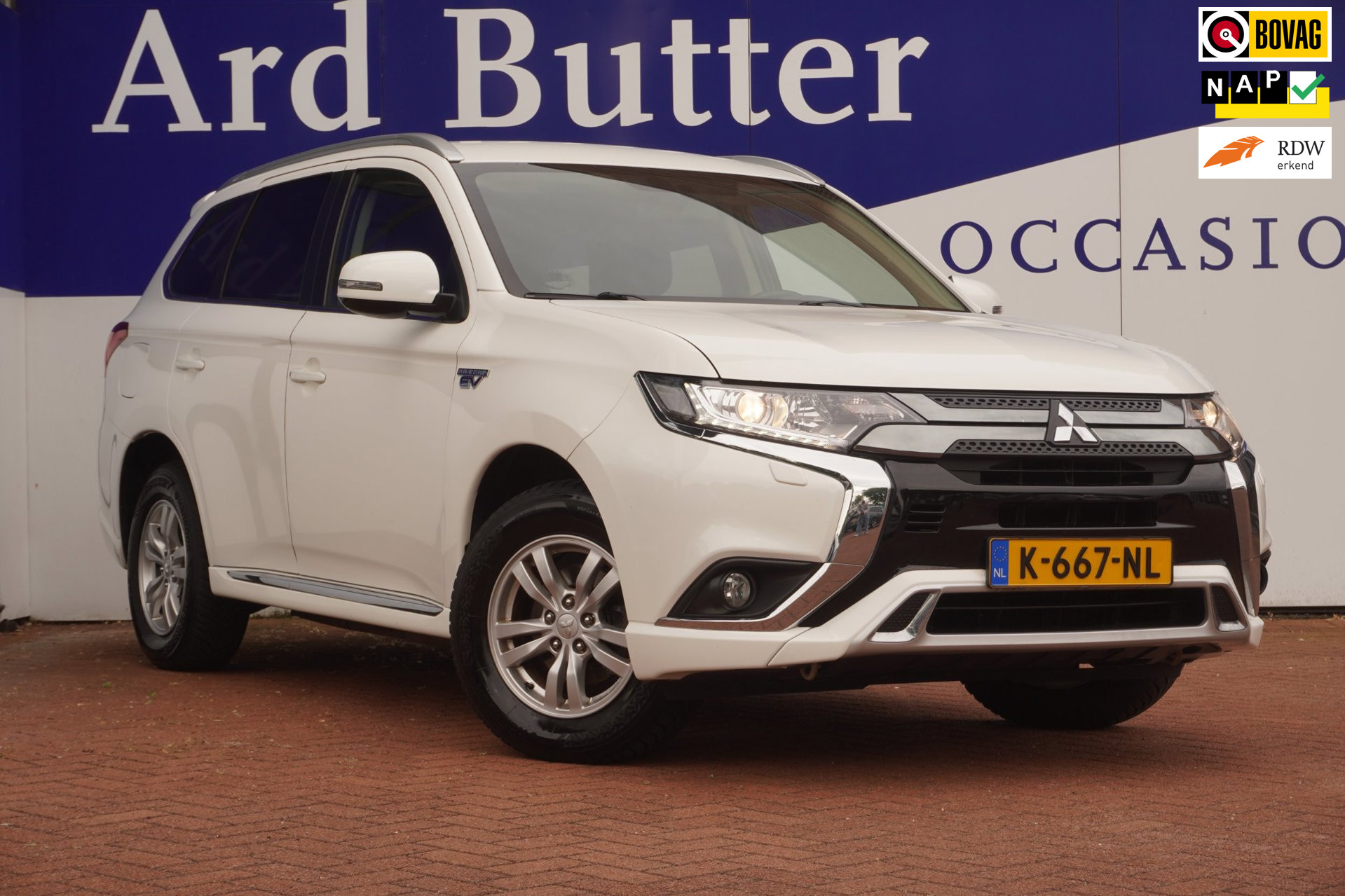 Mitsubishi Outlander 2.4 PHEV 4WD Pure 240PK / Carplay / Camera / stoel-verw / 45.KM Act.radius / 1500.KG Trekgewicht / = SUPER !!