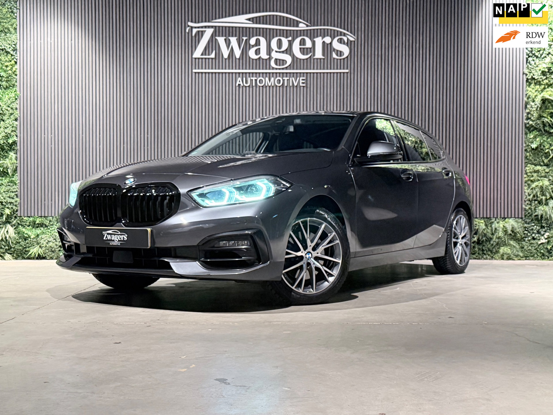 BMW 1-serie 118i High Executive Edition | Sportline | Leder | Sfeerverlichting |