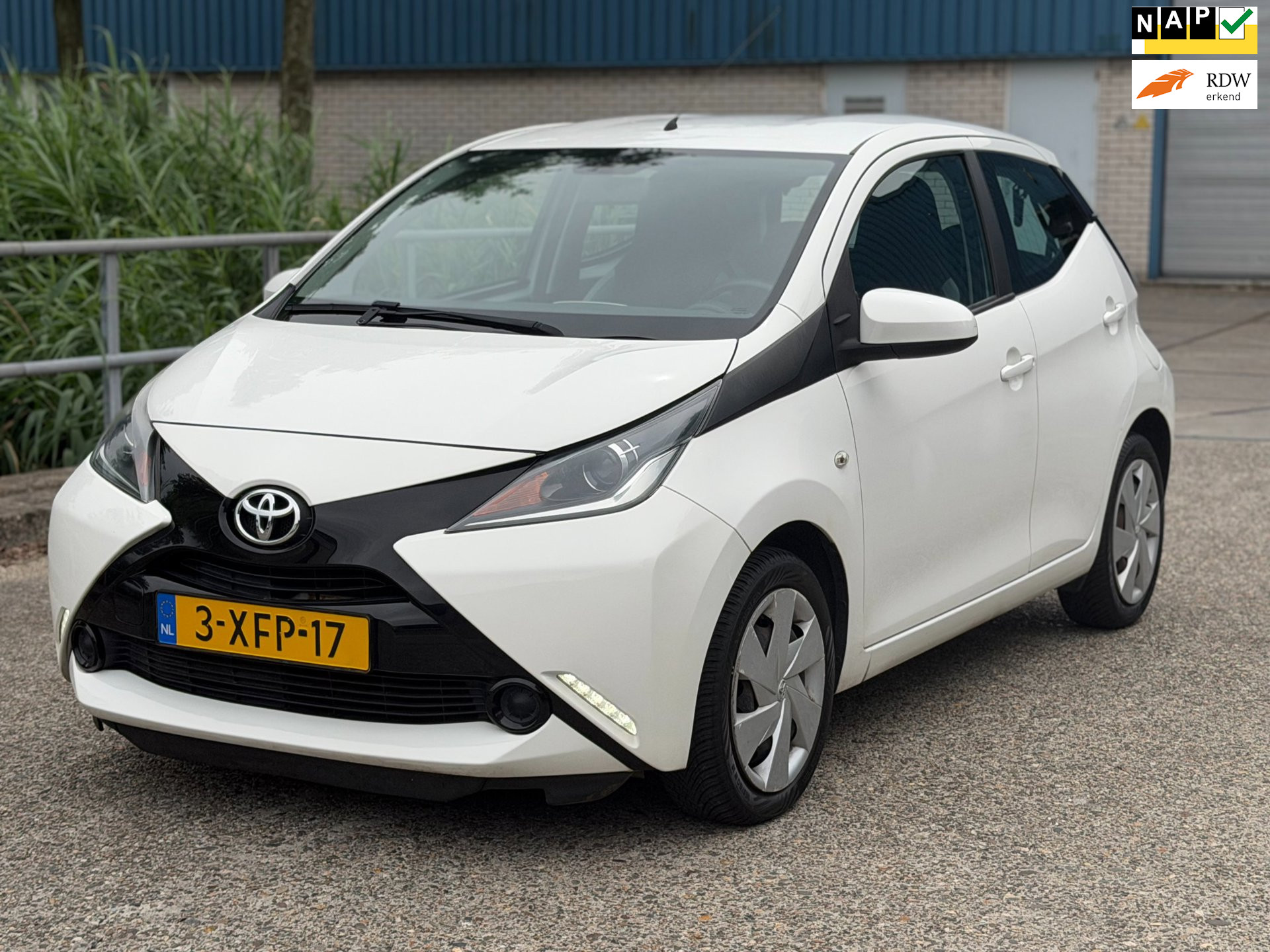 Toyota Aygo 1.0 VVT-i x-play Grootscherm Airco! Camera NAP! 1 jaar APK!