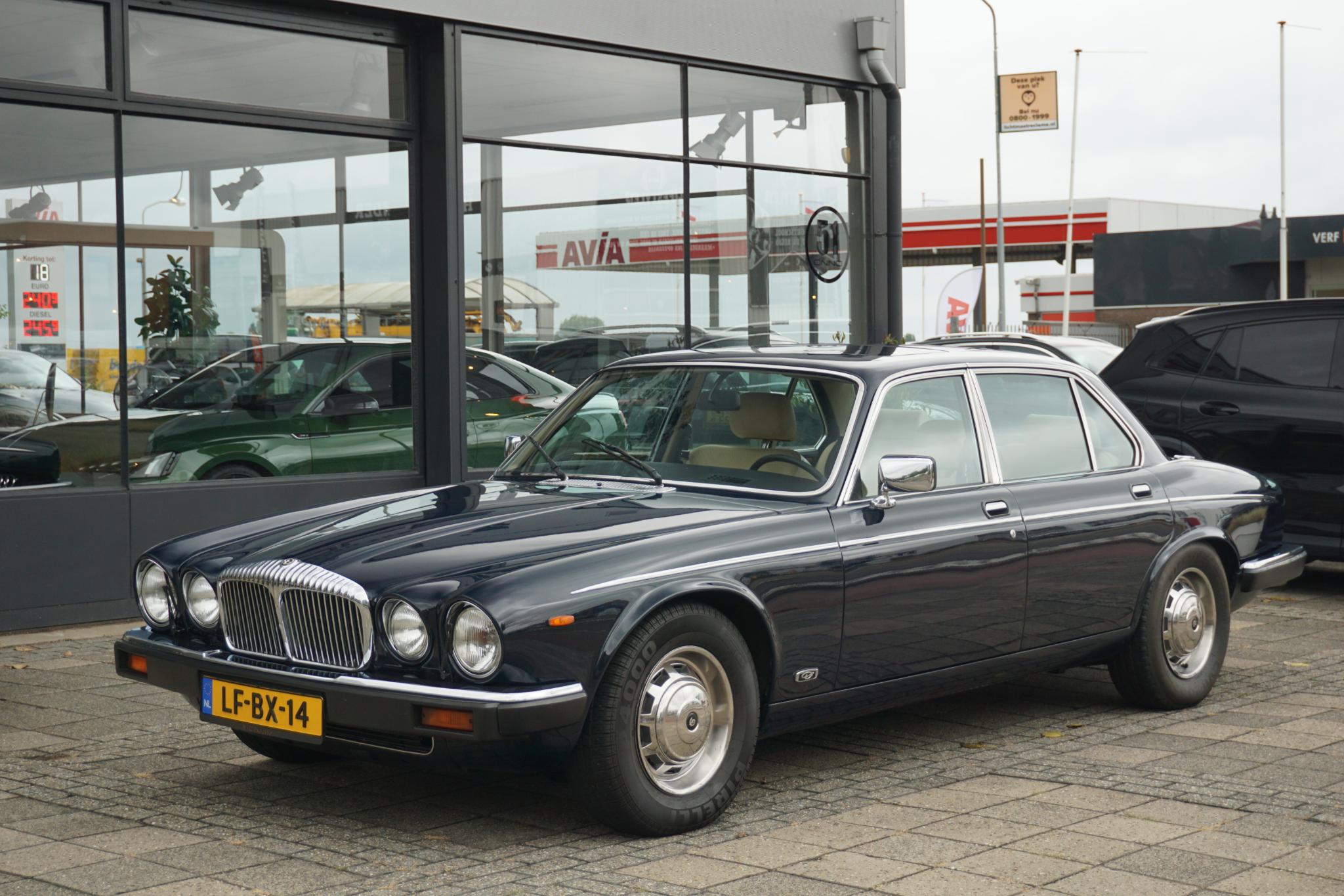 Daimler Double Six 5.3 V12 VandenPlas
