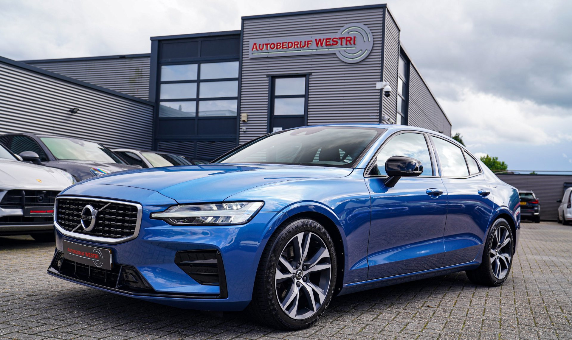 Volvo S60 2.0 T4 R-Design | Luxe R-design stoelen | Trekhaak | Memory stoelen | Camera | Carplay