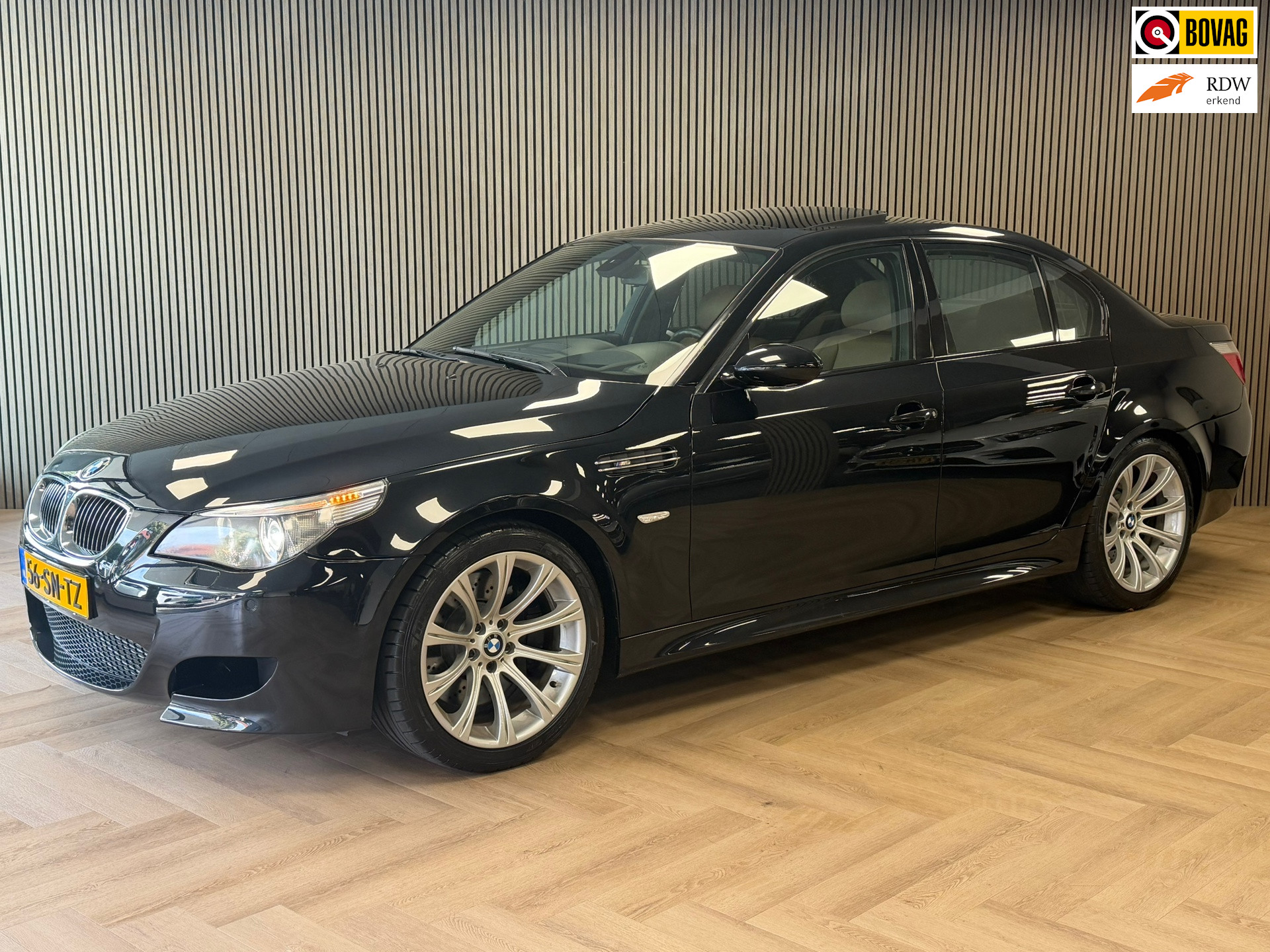 BMW 5 Serie M5 SMG AUT. *NL-AUTO*NAP* SCHUIFDAK HEAD-UP DISPLAY LEDER NAVIGATIE STOELVERWARMING PDC CRUISE AIRCO MEMORY SEATS