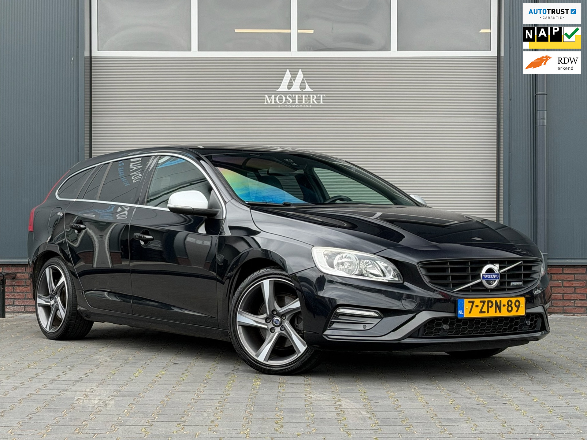 Volvo V60 1.6/150pk T3 R-Design|2015|NAP|Automaat|Trekhaak|Navi|Cruise|PDC|