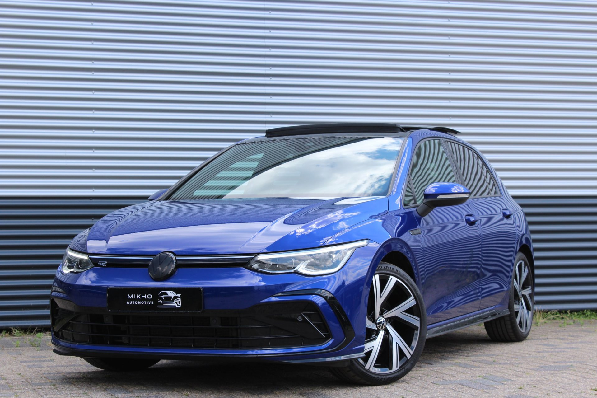 Volkswagen Golf 1.5 eTSI 3x R-Line | Panoramadak | Camera | Dode hoek | Adaptive cruise | Keyless | IQ Light | Lane assist |