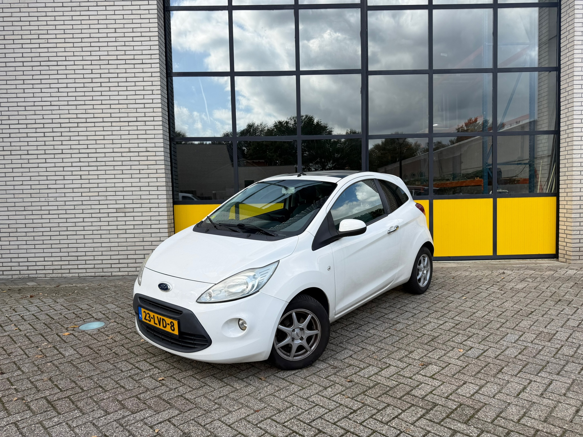 Ford Ka 1.2 Titanium X, Panorama dak, 4 seizoenen banden & achteruitrijcamera