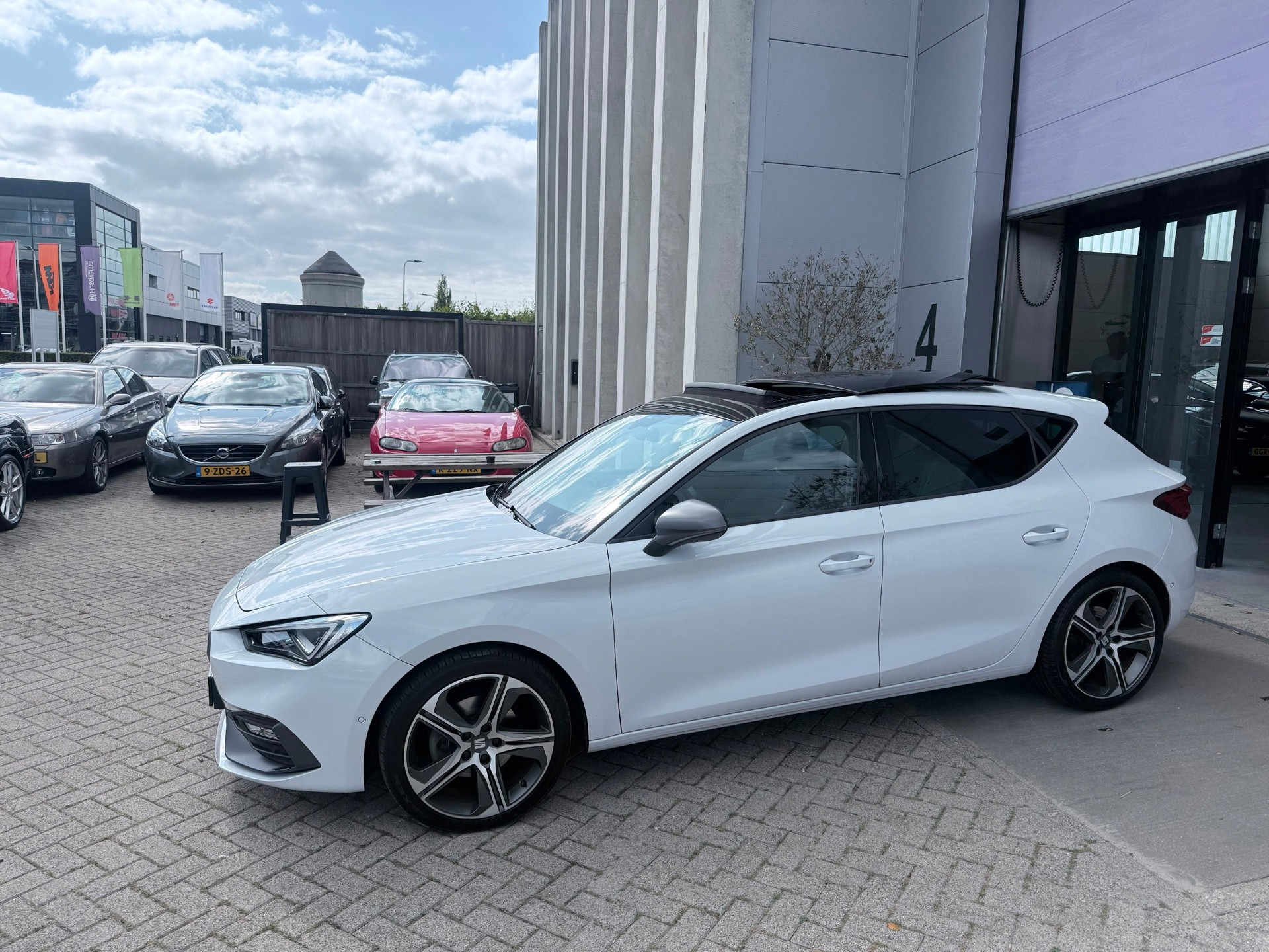 SEAT Leon 1.5 eTSI FR VOL OPTIES! NAP! PANO! CARPLAY! NIEUWSTAAT! INRUIL MOGELIJK!