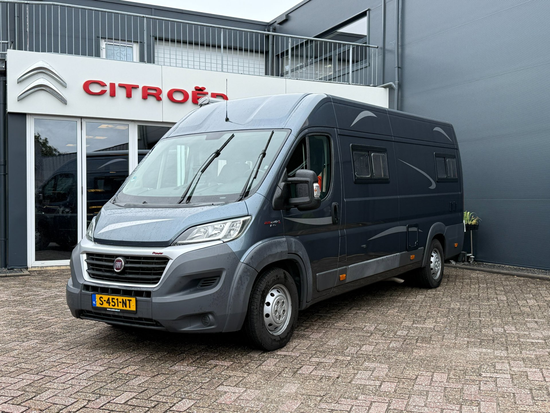 Fiat Ducato H2L4 Buscamper 2.3 JTD 177pk | Super mooi | Lengte bed | Vloerverwarming | Airco | Zonnepanelen | Grote koelkast |